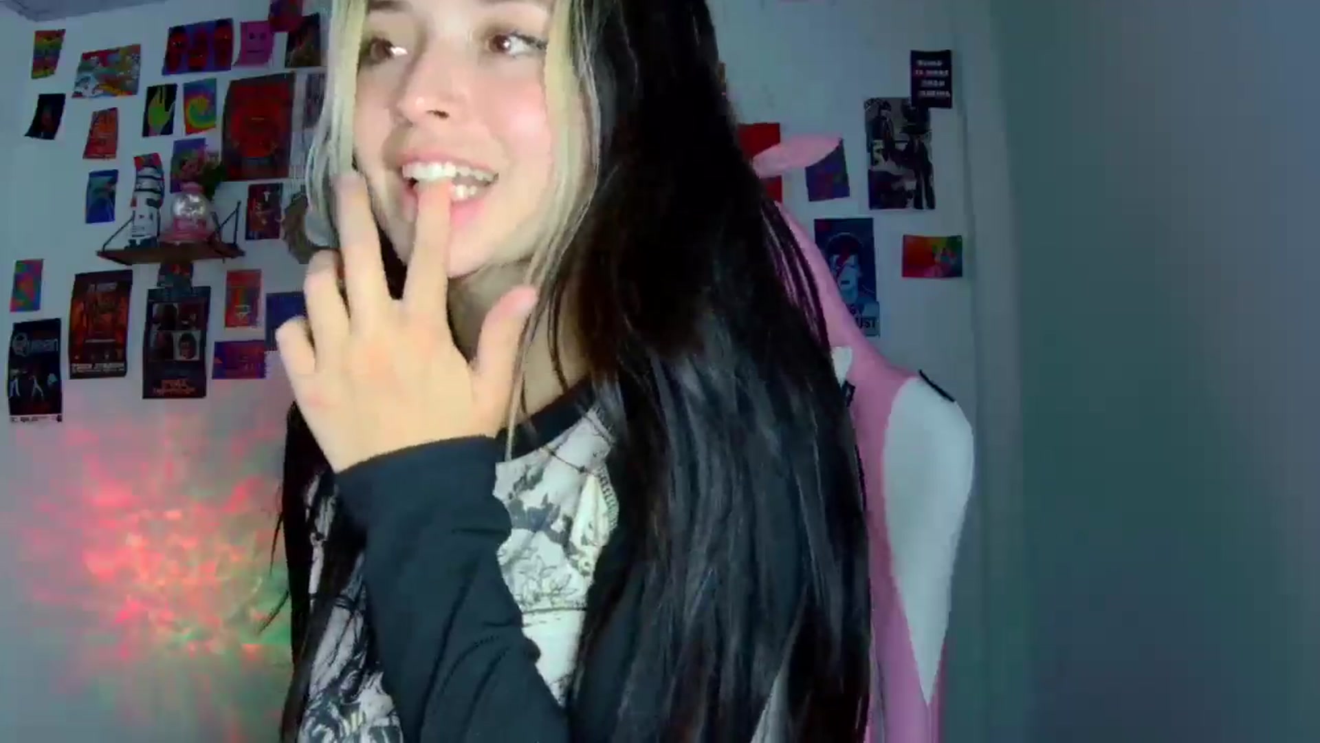 Gallery image thumbnail from CarolineJames's myfreecams stream on, 08/13/2025, 05:31 image 16 of 20
