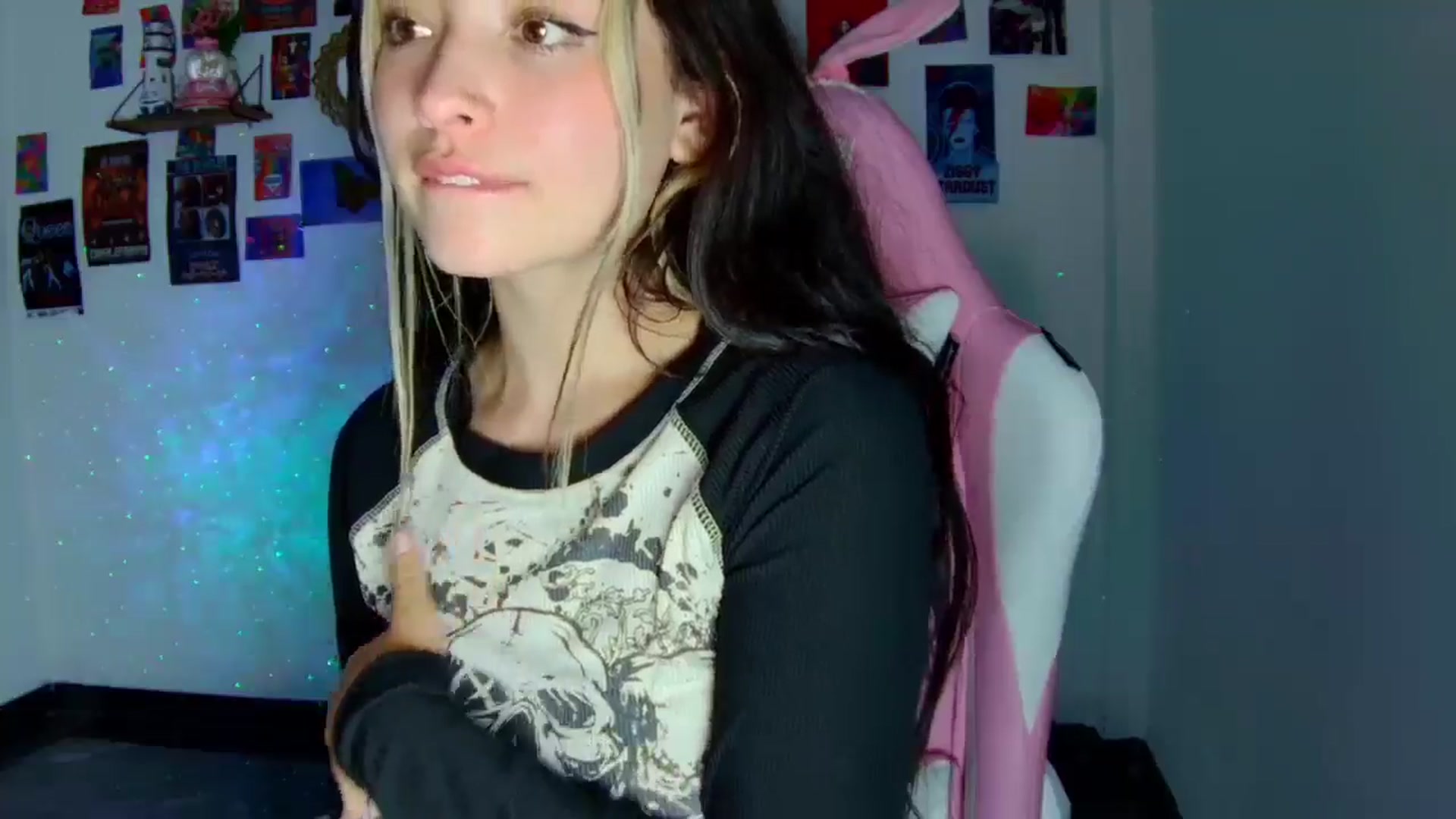 Gallery image thumbnail from CarolineJames's myfreecams stream on, 08/13/2025, 05:31 image 9 of 20