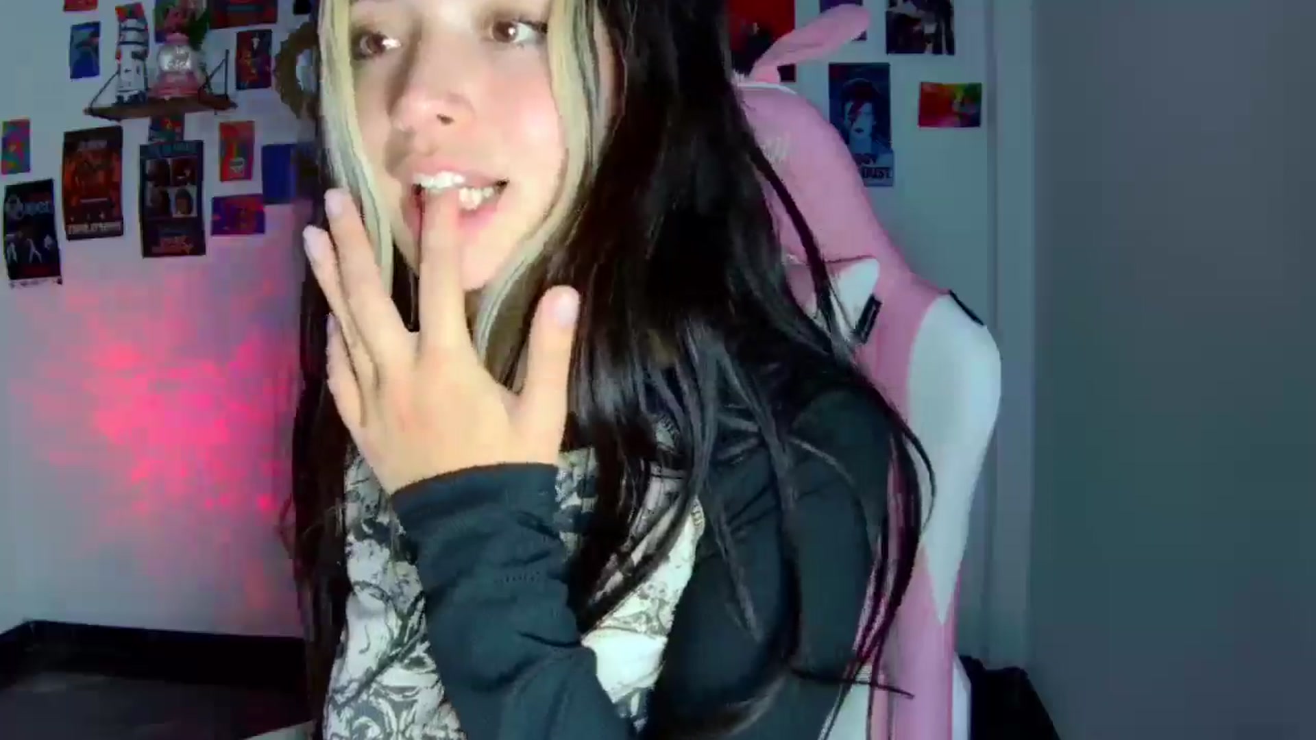 Gallery image thumbnail from CarolineJames's myfreecams stream on, 08/13/2025, 05:31 image 19 of 20