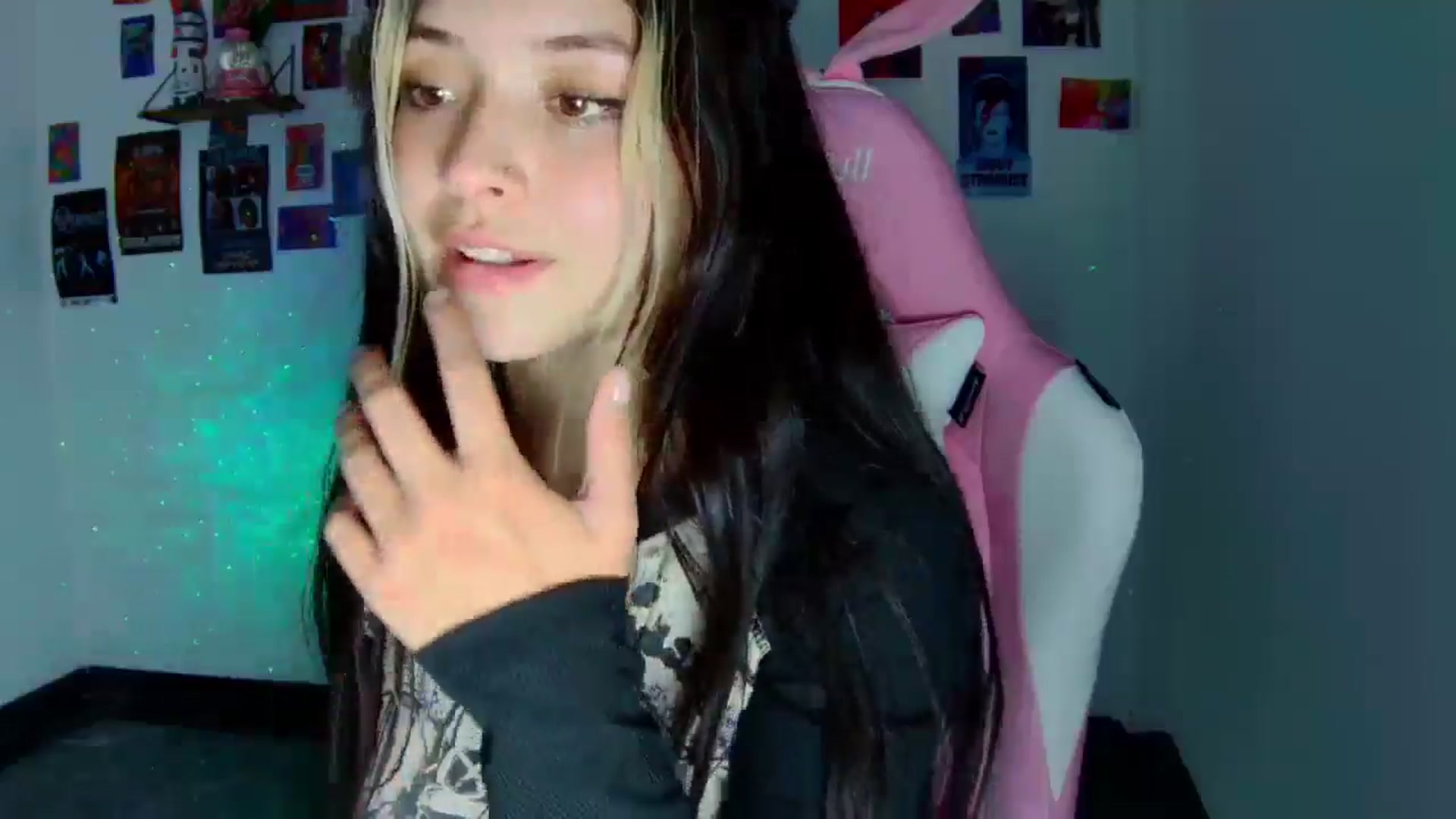 Gallery image thumbnail from CarolineJames's myfreecams stream on, 08/13/2025, 05:31 image 12 of 20
