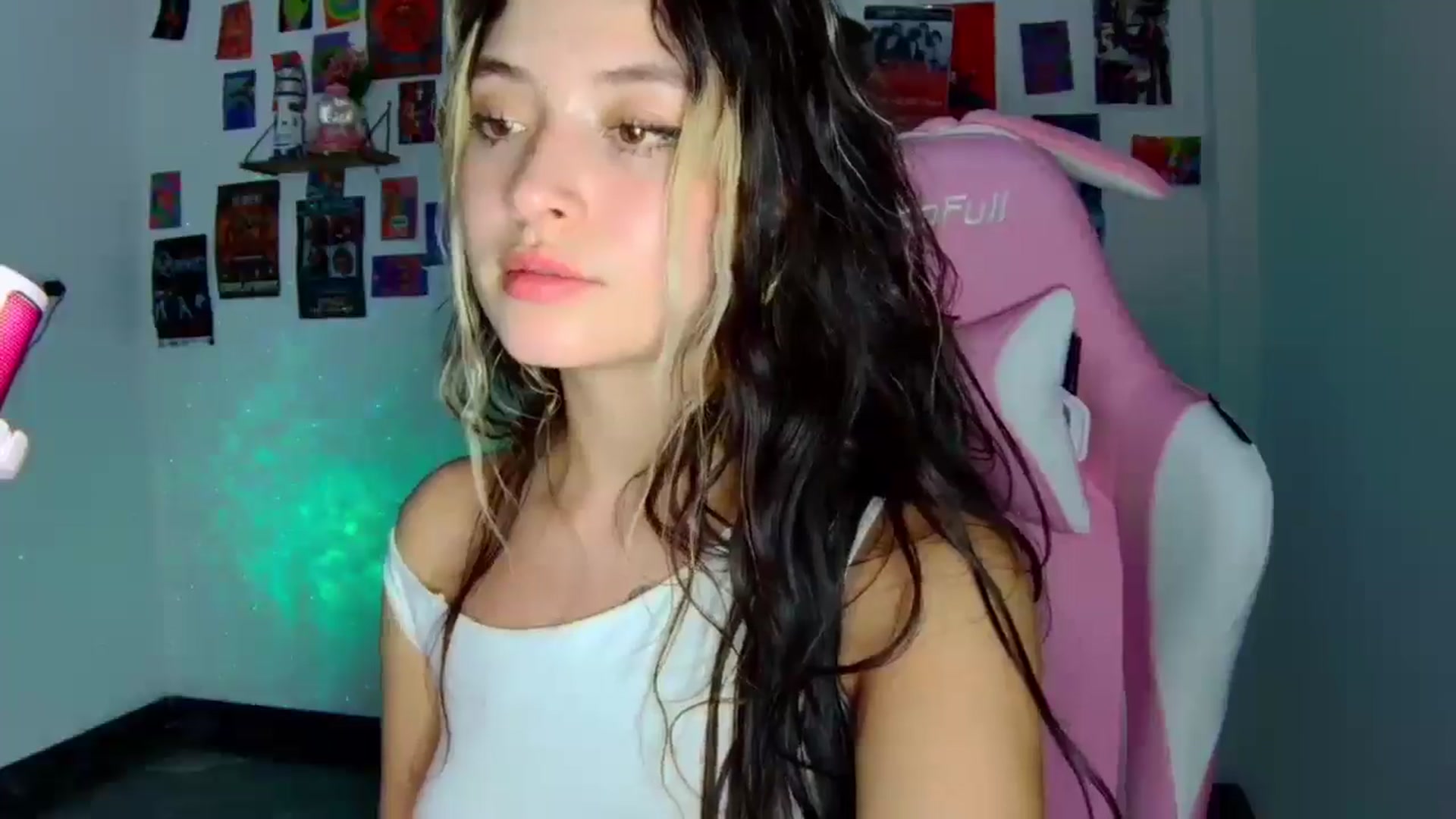 Gallery image thumbnail from CarolineJames's myfreecams stream on, 09/11/2025, 24:13 image 19 of 20