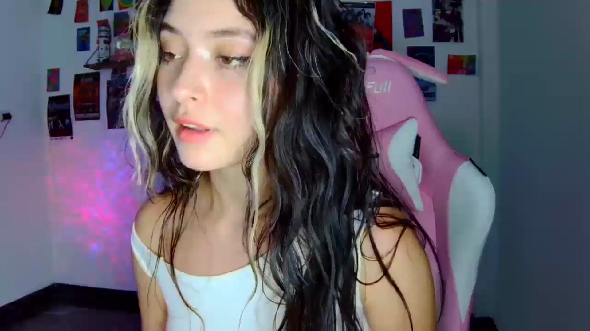 Gallery image thumbnail from CarolineJames's myfreecams stream on, 09/11/2025, 24:13 image 18 of 20