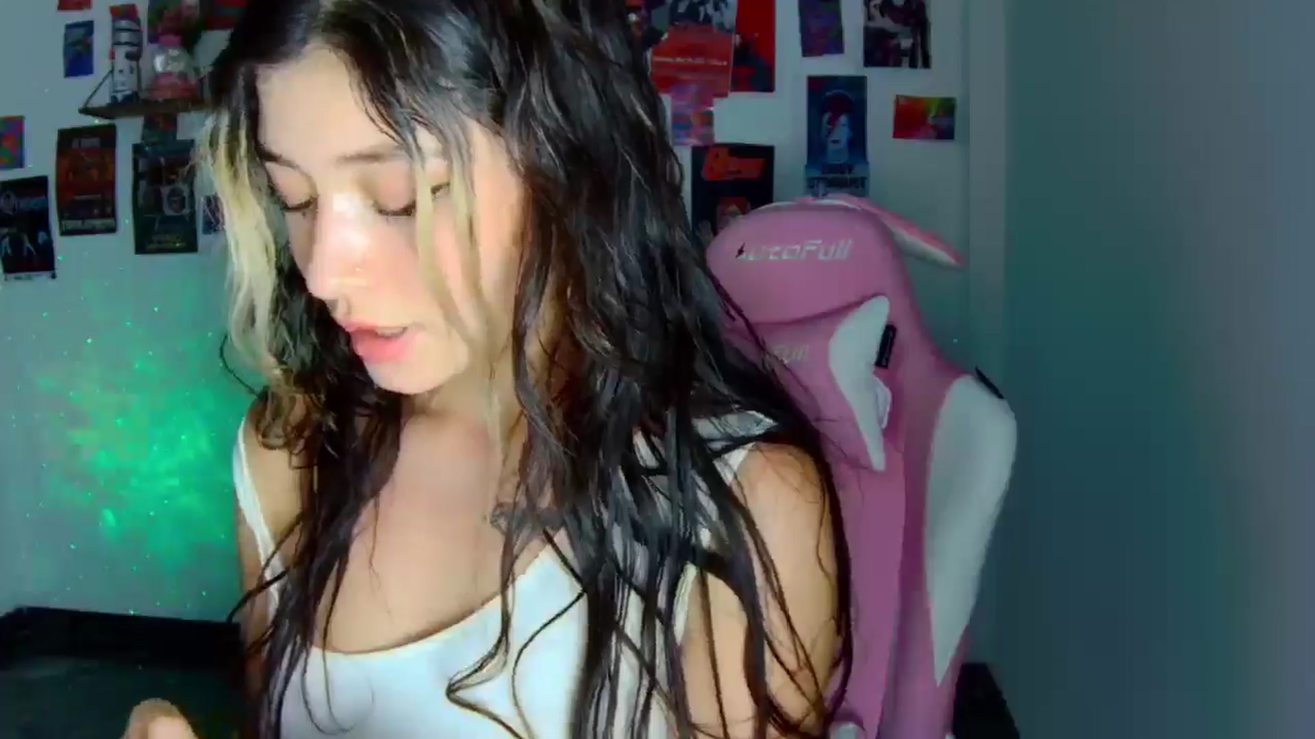 Gallery image thumbnail from CarolineJames's myfreecams stream on, 09/11/2025, 24:13 image 12 of 20