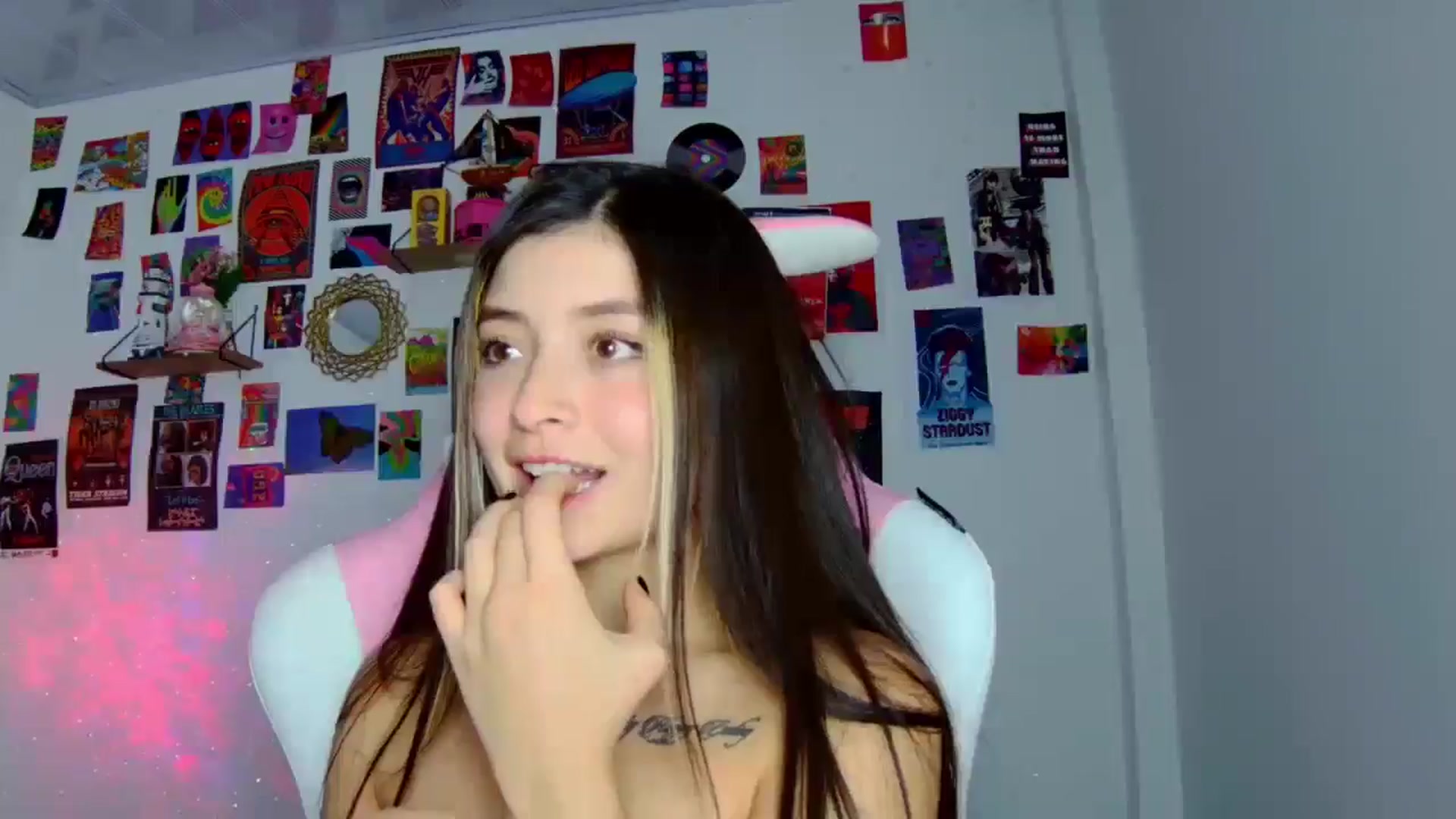 Gallery image thumbnail from CarolineJames's myfreecams stream on, 09/16/2025, 02:20 image 19 of 20