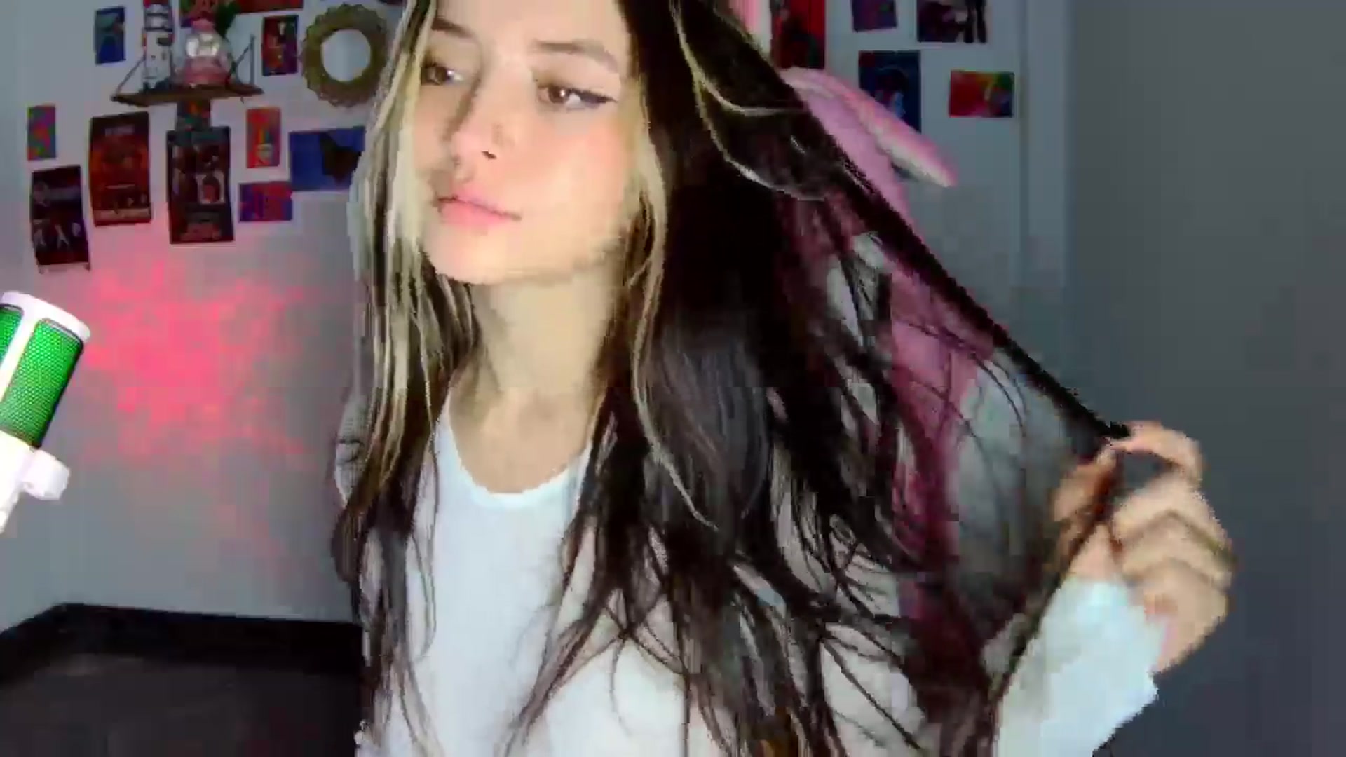 Gallery image thumbnail from CarolineJames's myfreecams stream on, 09/23/2025, 21:41 image 4 of 20