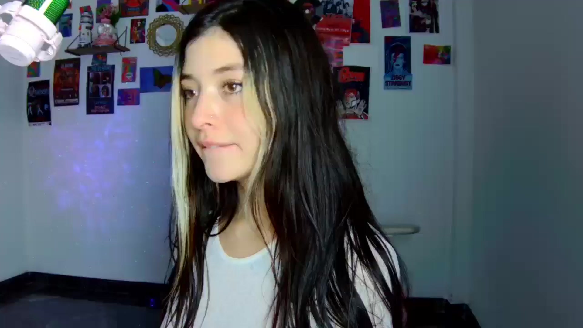 Gallery image thumbnail from CarolineJames's myfreecams stream on, 09/23/2025, 22:21 image 3 of 20