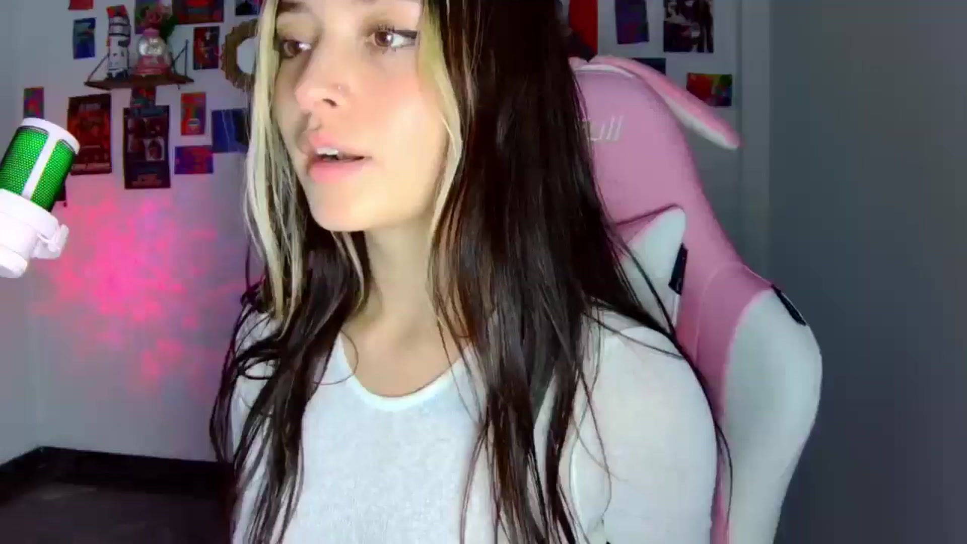 Gallery image thumbnail from CarolineJames's myfreecams stream on, 09/23/2025, 22:21 image 5 of 20