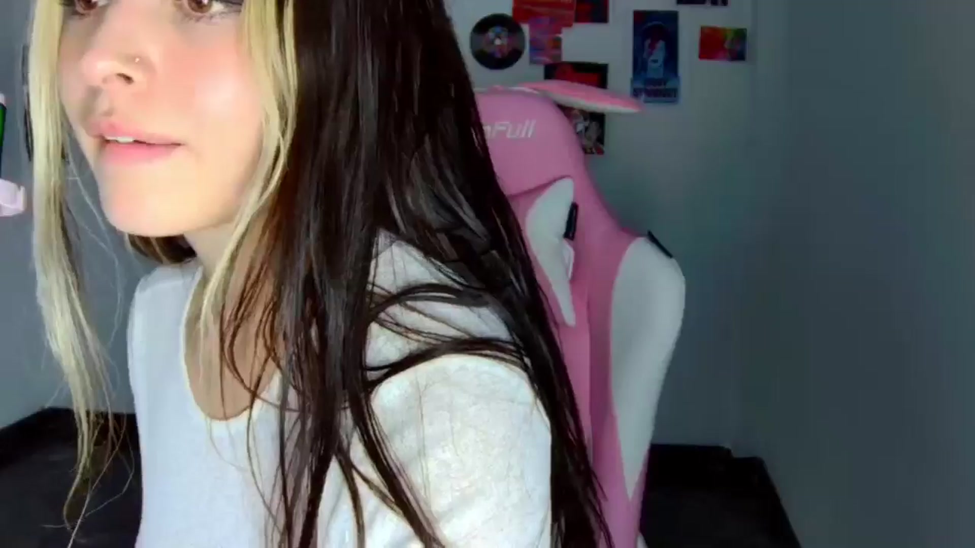 Gallery image thumbnail from CarolineJames's myfreecams stream on, 09/24/2025, 05:03 image 17 of 20
