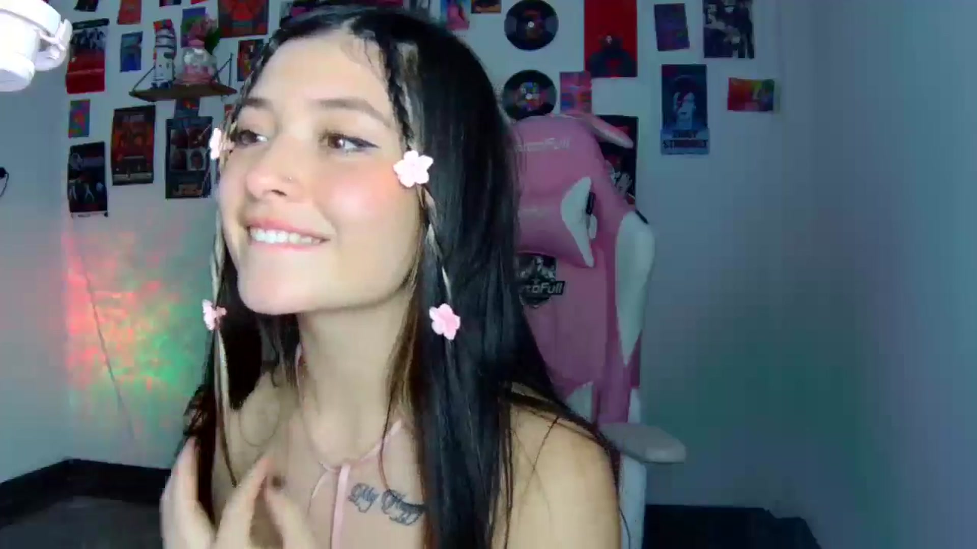 Gallery image thumbnail from CarolineJames's myfreecams stream on, 10/10/2025, 24:17 image 2 of 20