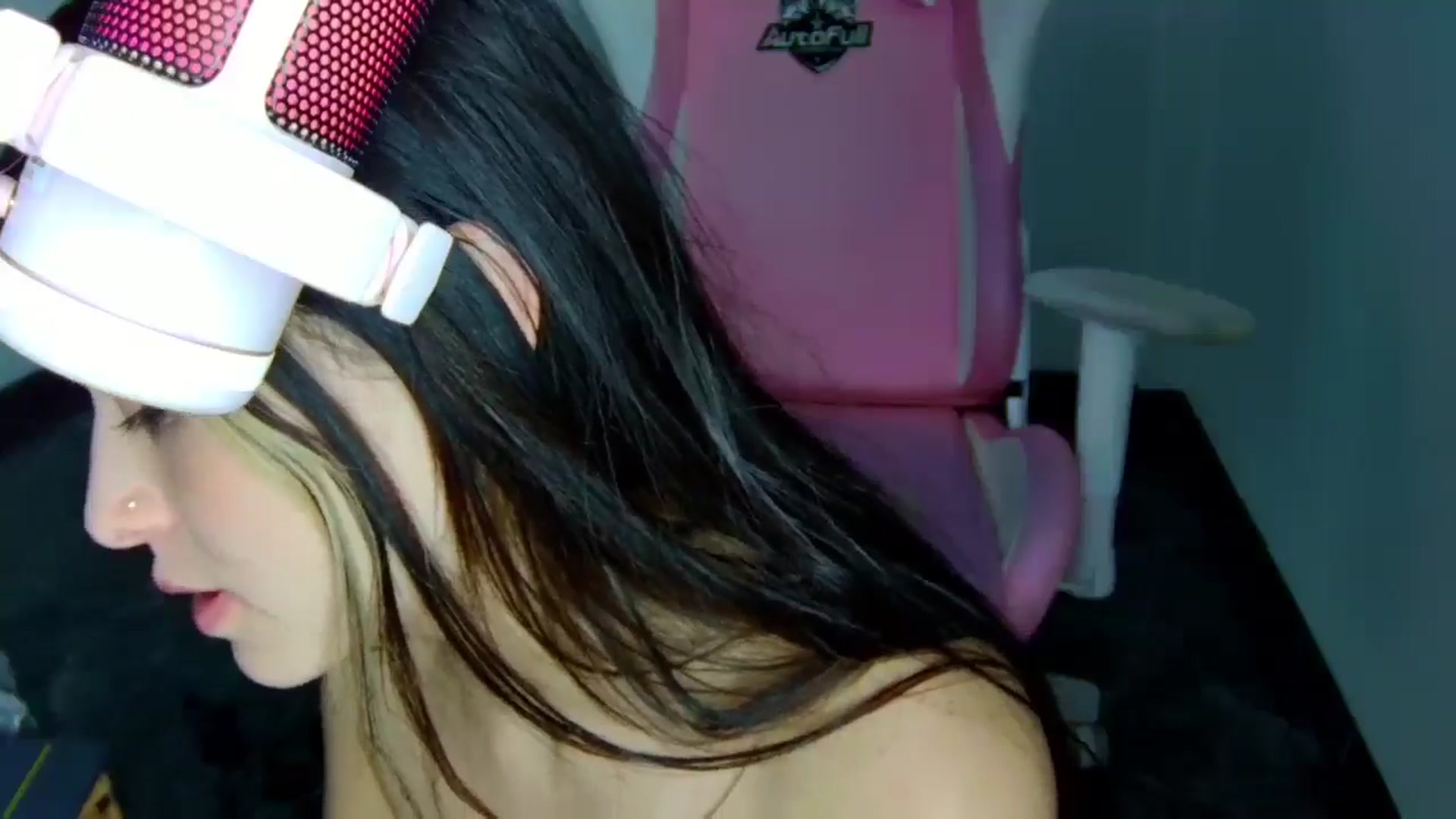Gallery image thumbnail from CarolineJames's myfreecams stream on, 10/16/2025, 04:38 image 10 of 20