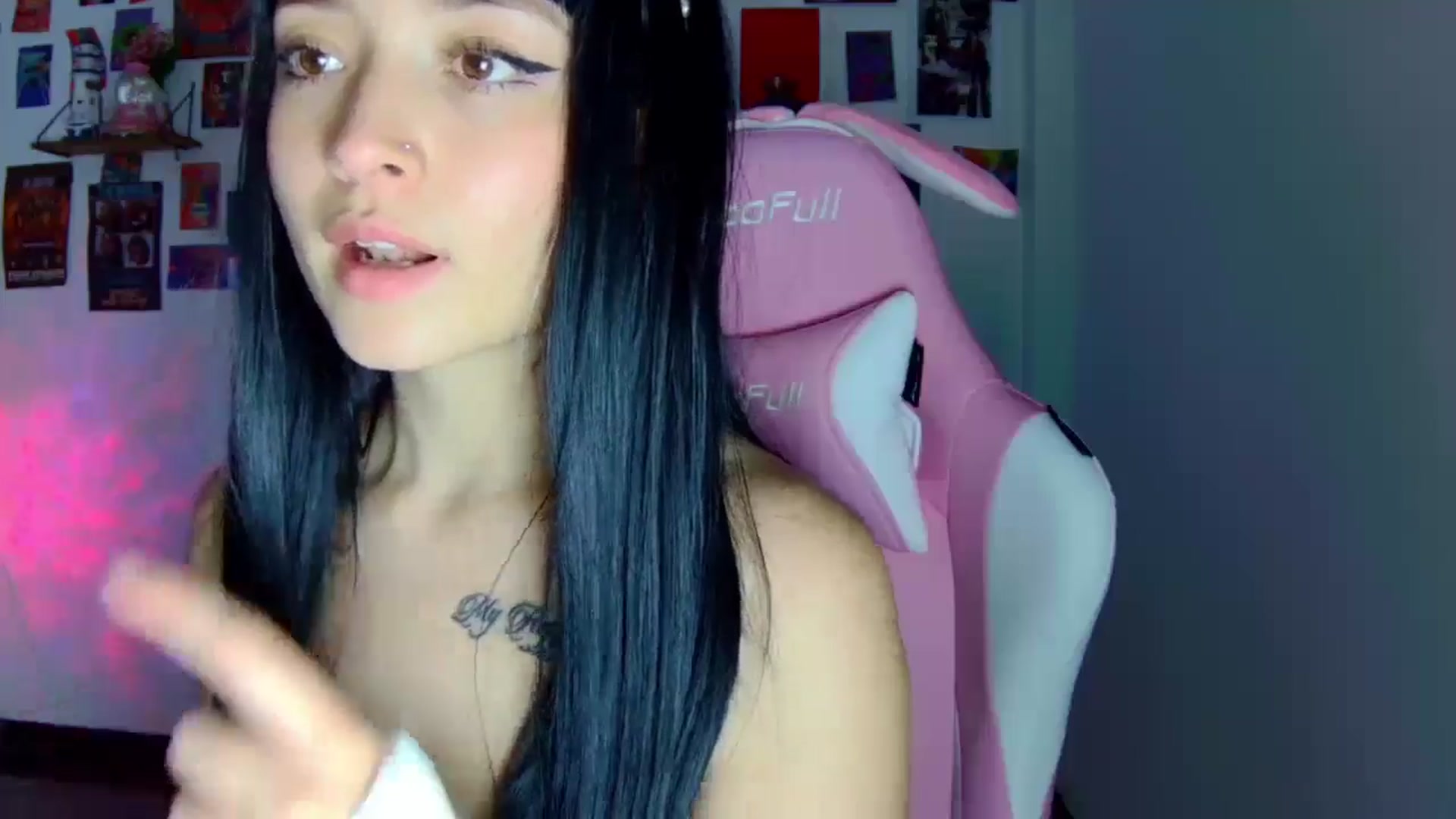 Gallery image thumbnail from CarolineJames's myfreecams stream on, 10/23/2025, 21:26 image 19 of 20