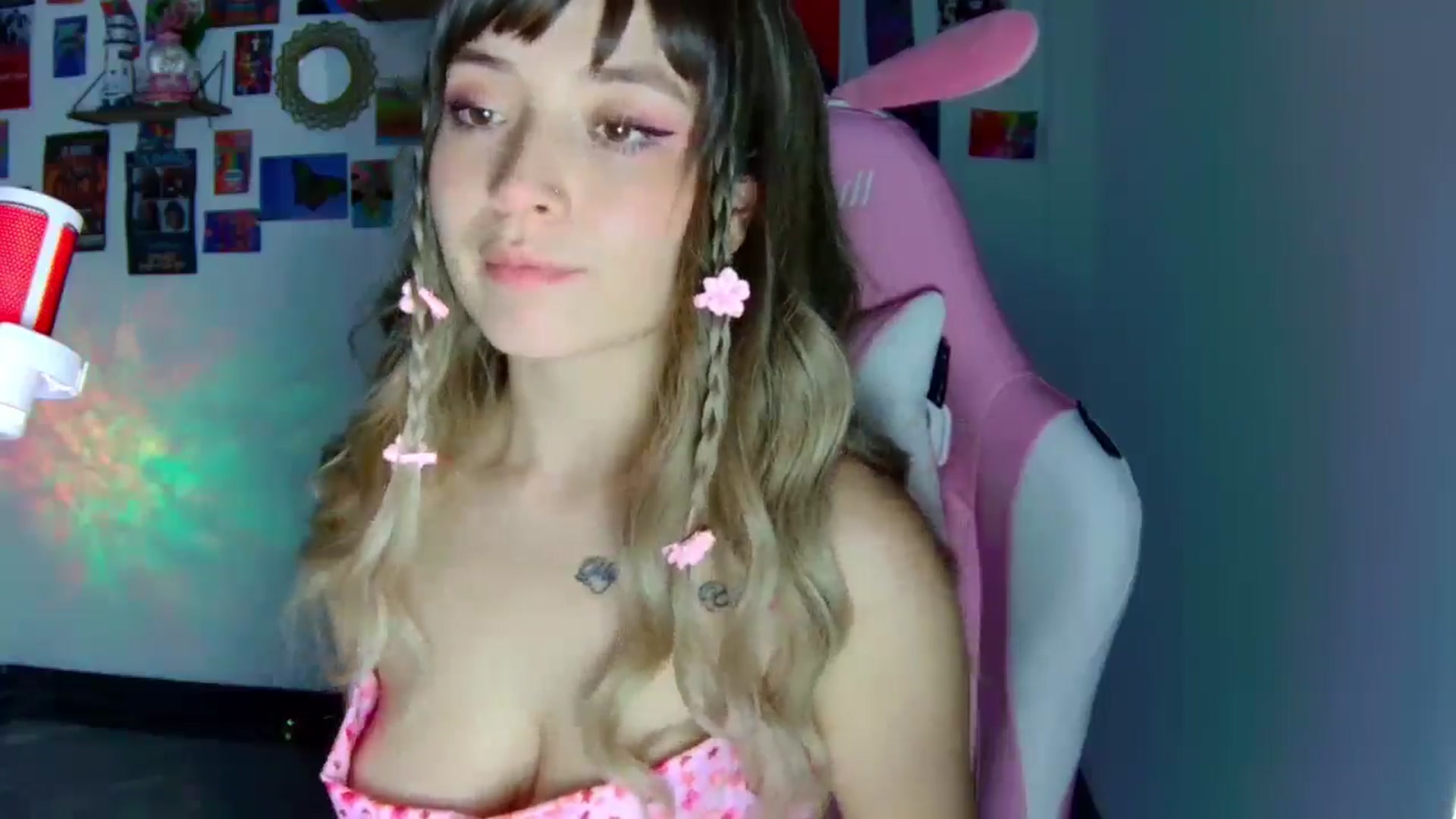 Gallery image thumbnail from CarolineJames's myfreecams stream on, 10/25/2025, 24:16 image 7 of 20