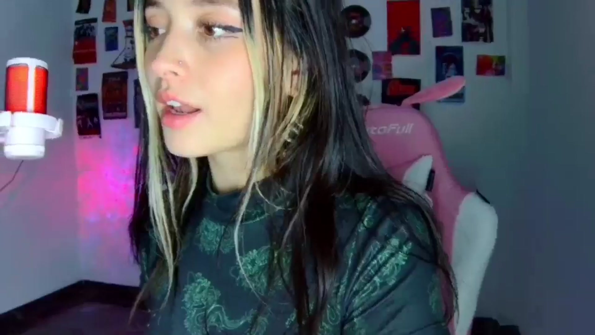 Gallery image thumbnail from CarolineJames's myfreecams stream on, 10/31/2025, 02:41 image 18 of 20