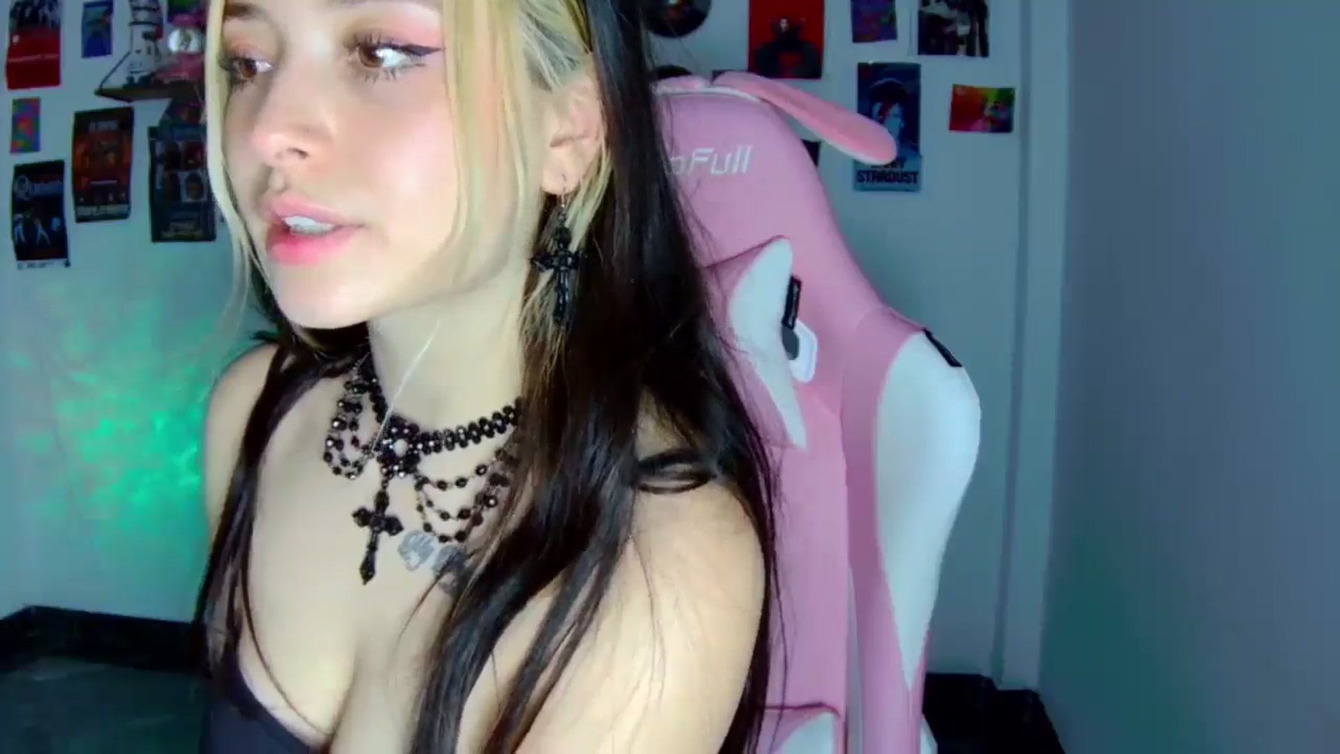 Gallery image thumbnail from CarolineJames's myfreecams stream on, 01/08/2026, 23:23 image 3 of 20