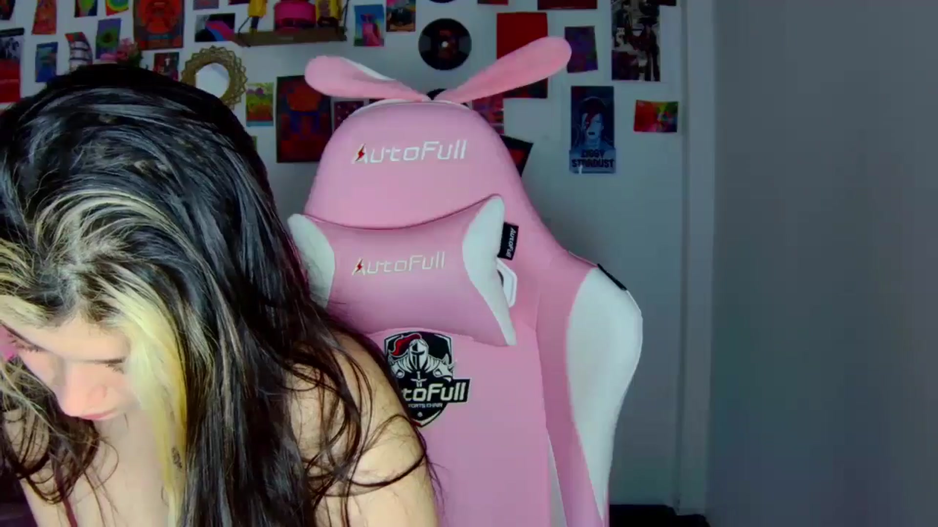 Gallery image thumbnail from CarolineJames's myfreecams stream on, 01/17/2026, 01:22 image 16 of 20