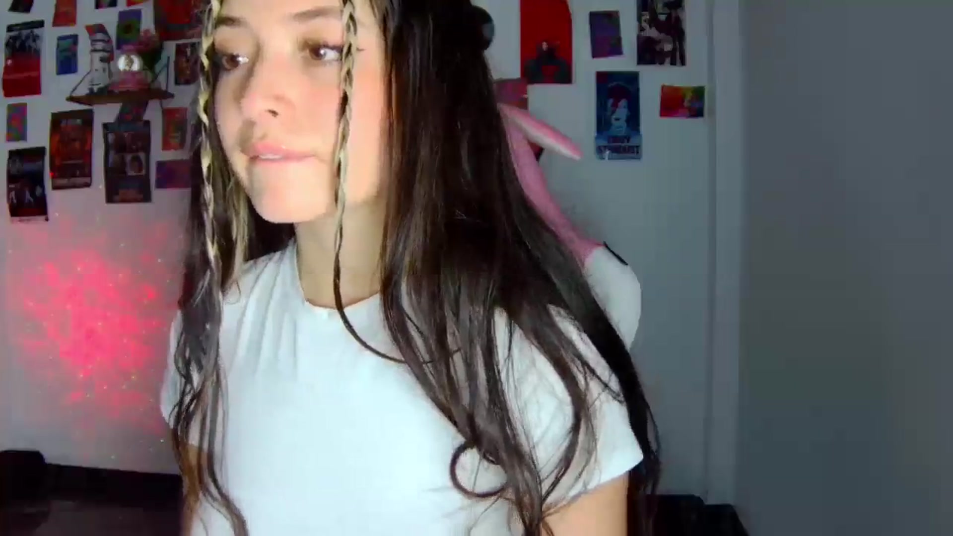 Gallery image thumbnail from CarolineJames's myfreecams stream on, 03/06/2026, 24:31 image 18 of 20