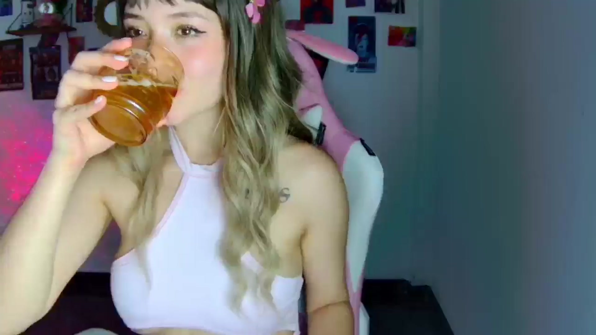 Gallery image thumbnail from CarolineJames's myfreecams stream on, 03/16/2026, 04:09 image 16 of 20
