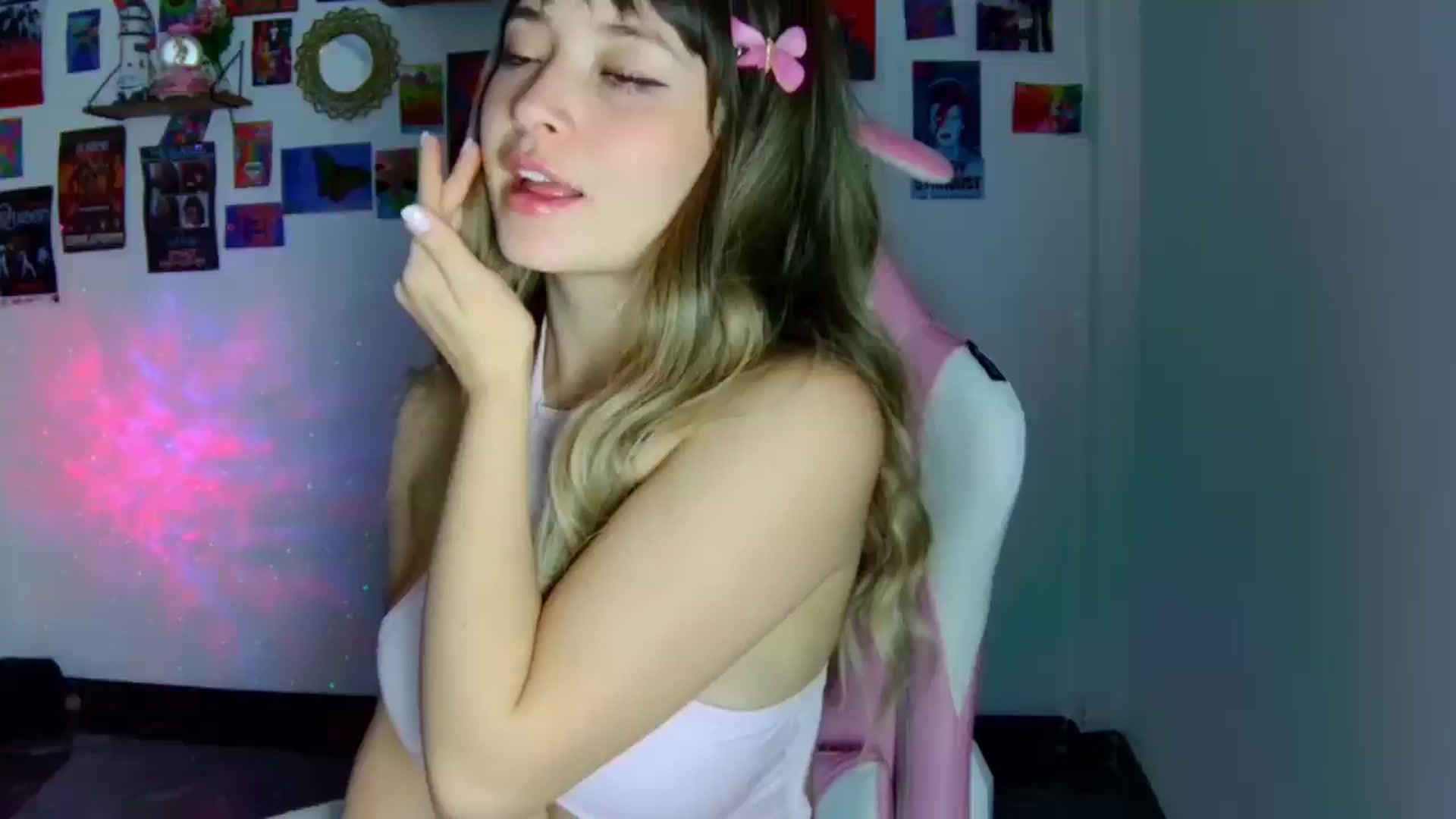 Gallery image thumbnail from CarolineJames's myfreecams stream on, 03/16/2026, 05:59 image 1 of 20