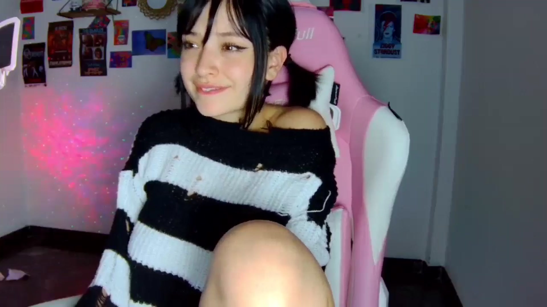 Gallery image thumbnail from CarolineJames's myfreecams stream on, 04/01/2026, 06:35 image 12 of 20