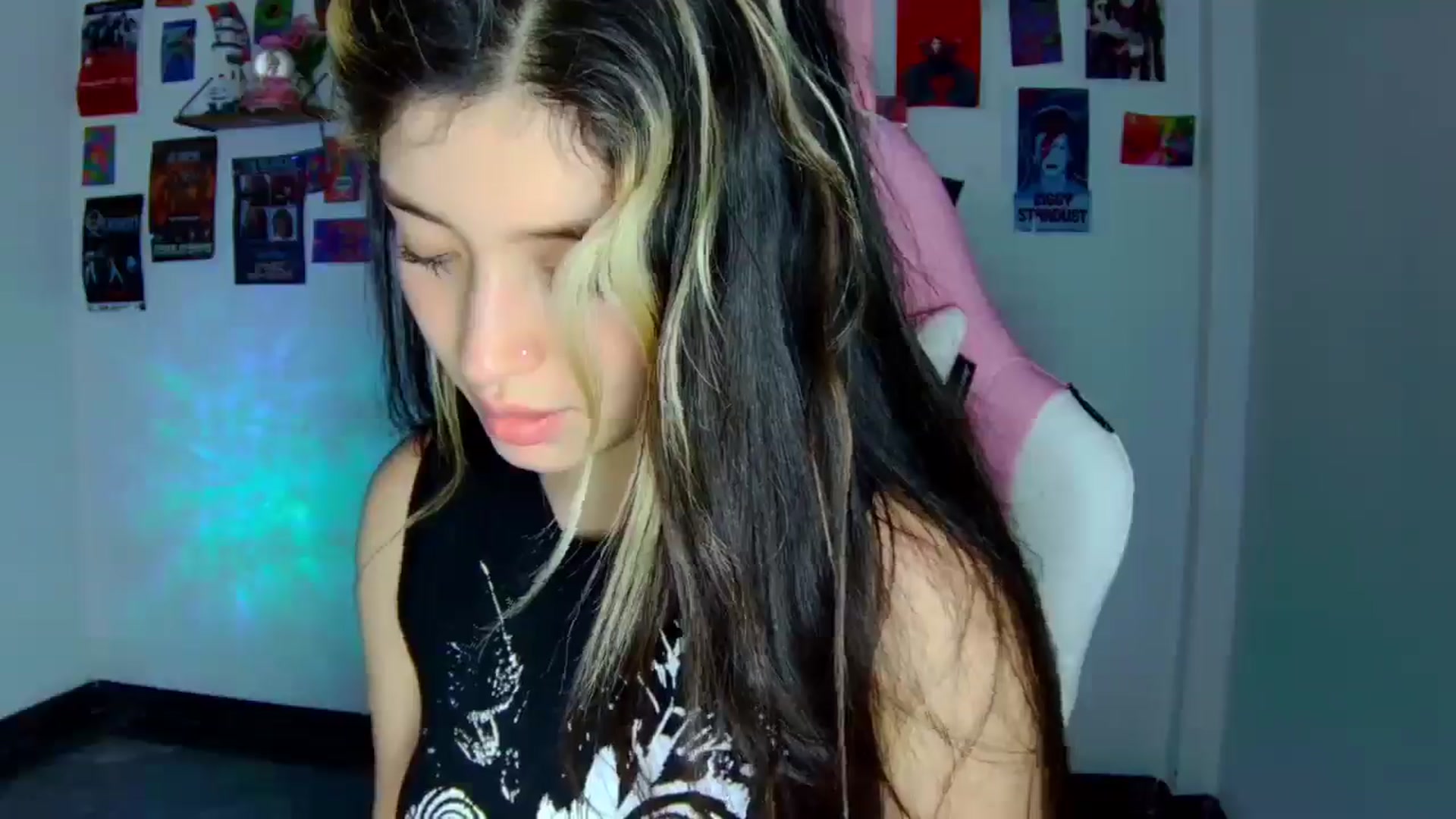 Gallery image thumbnail from CarolineJames's myfreecams stream on, 04/10/2026, 24:56 image 12 of 20