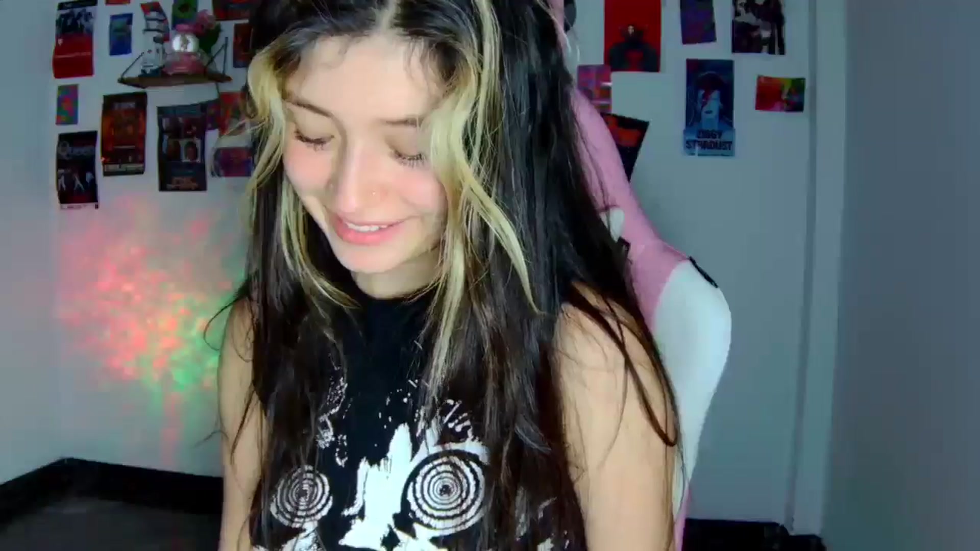 Gallery image thumbnail from CarolineJames's myfreecams stream on, 04/10/2026, 24:56 image 17 of 20