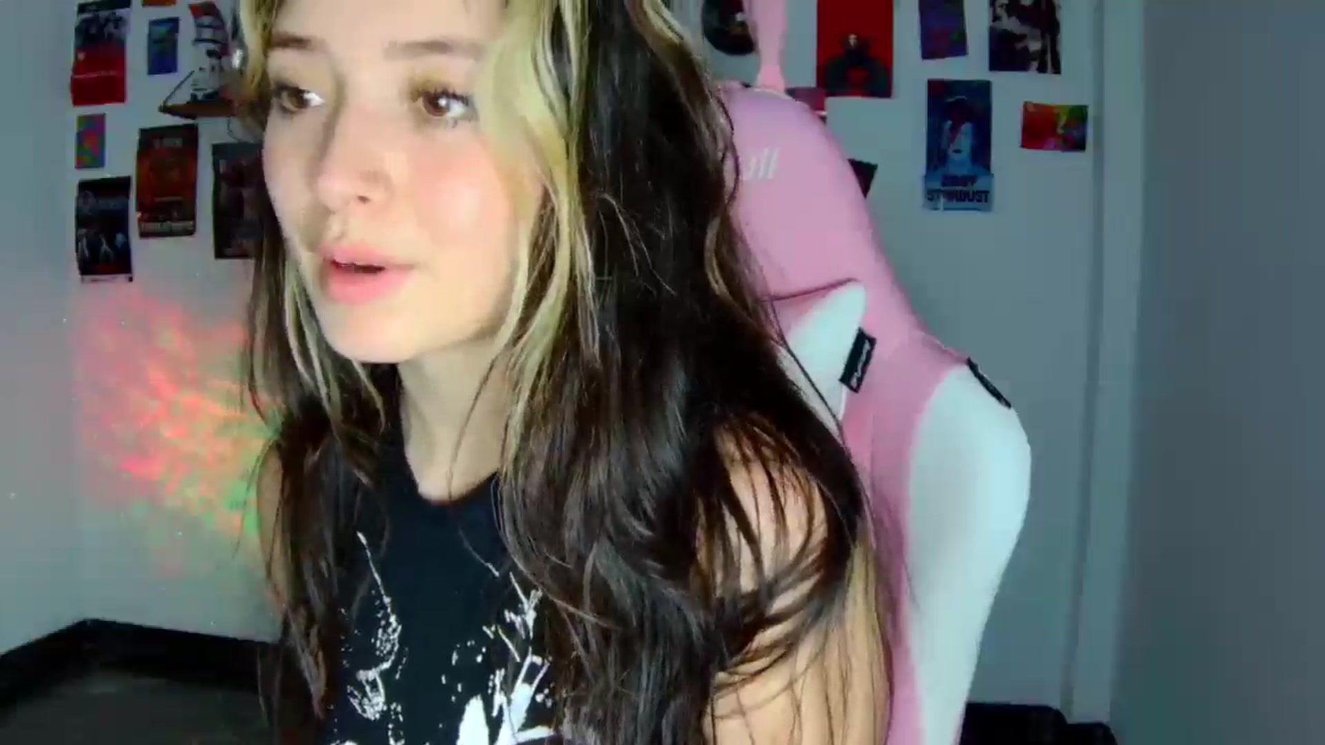 Gallery image thumbnail from CarolineJames's myfreecams stream on, 04/10/2026, 24:56 image 14 of 20