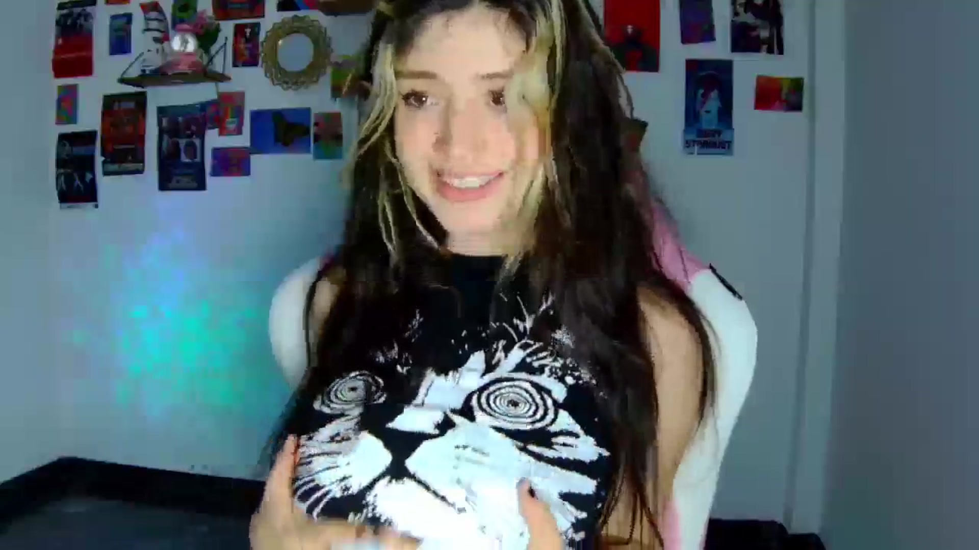 Gallery image thumbnail from CarolineJames's myfreecams stream on, 04/10/2026, 24:56 image 15 of 20