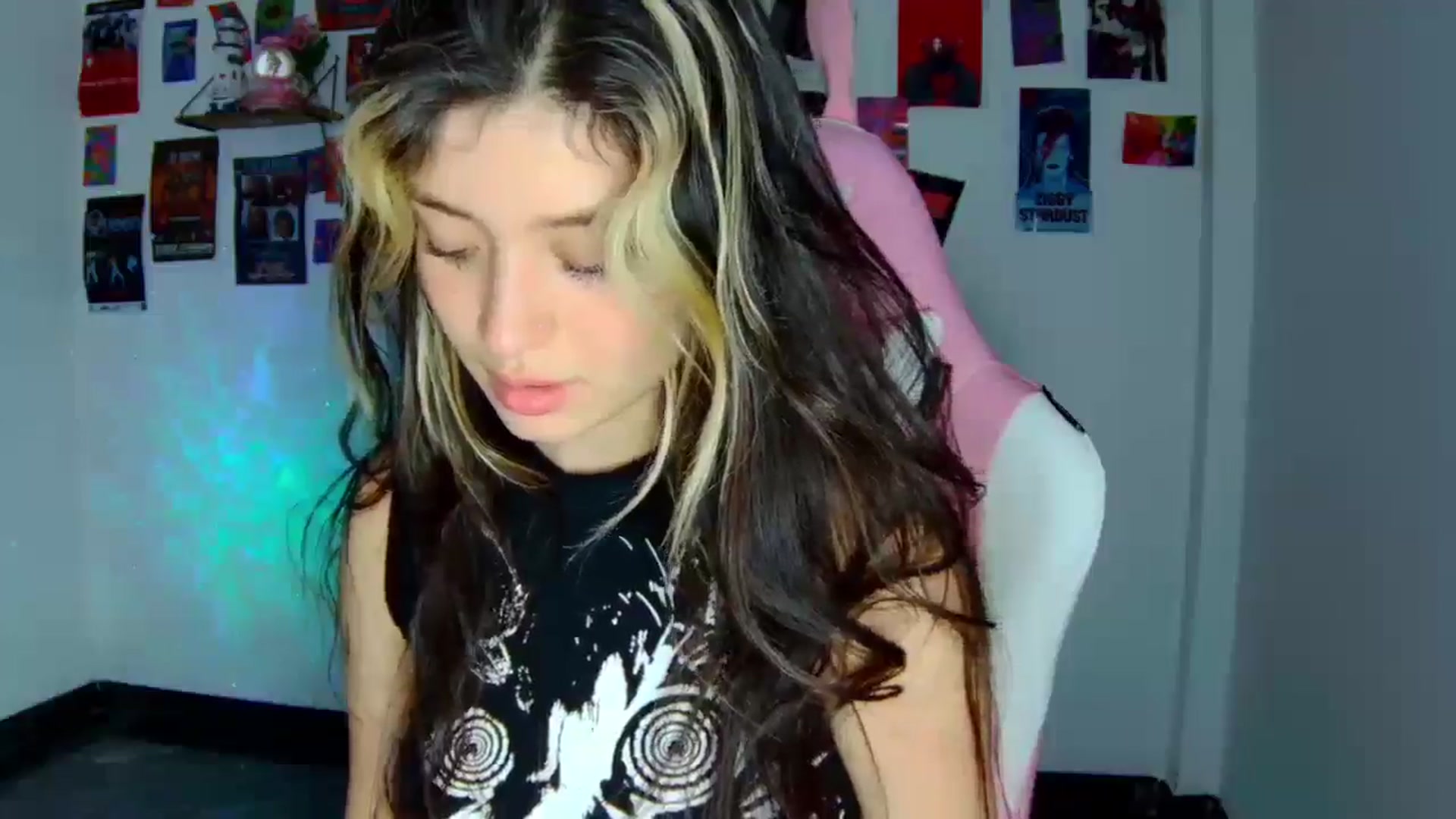 Gallery image thumbnail from CarolineJames's myfreecams stream on, 04/10/2026, 24:56 image 18 of 20