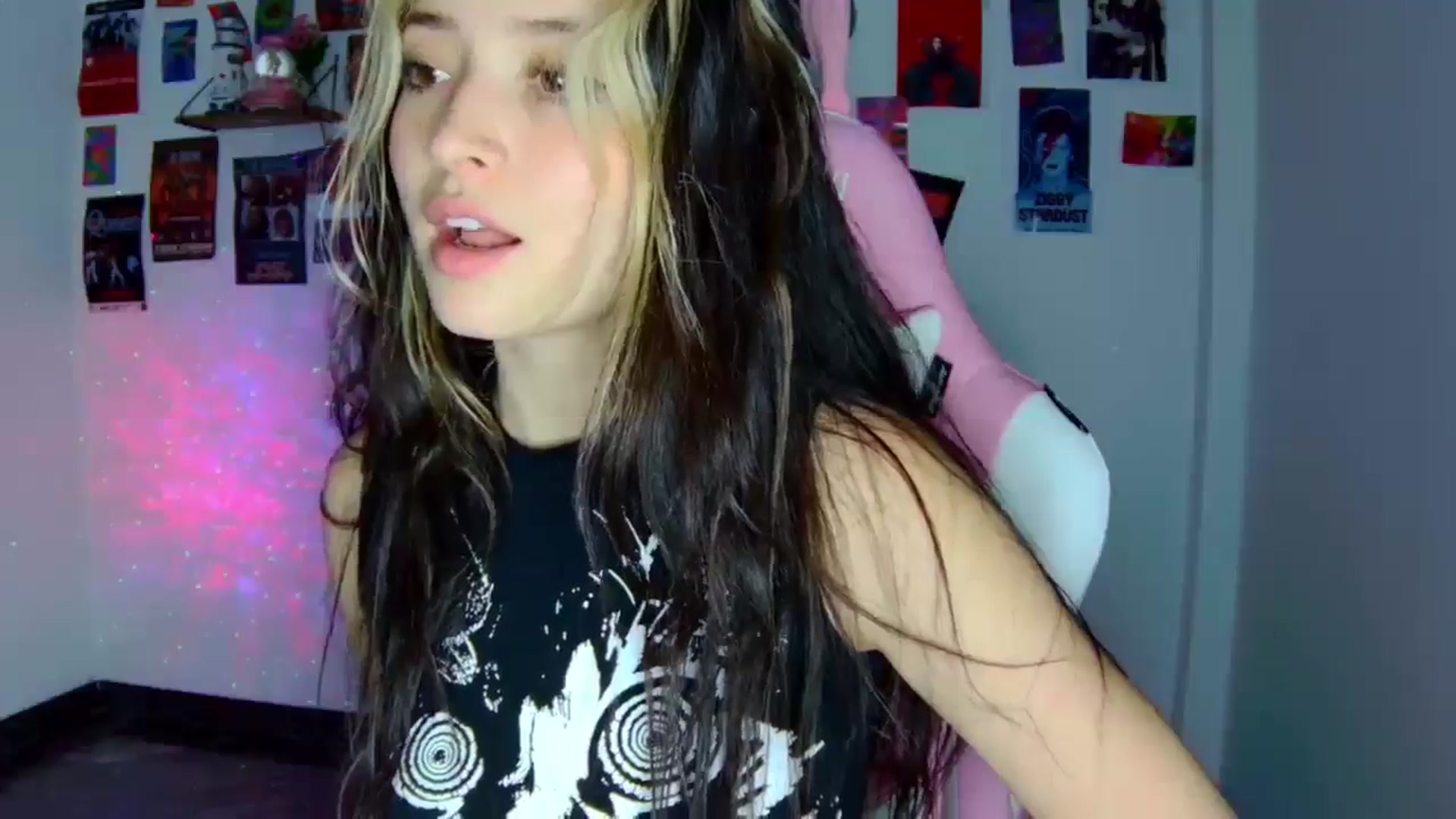 Gallery image thumbnail from CarolineJames's myfreecams stream on, 04/10/2026, 24:56 image 16 of 20