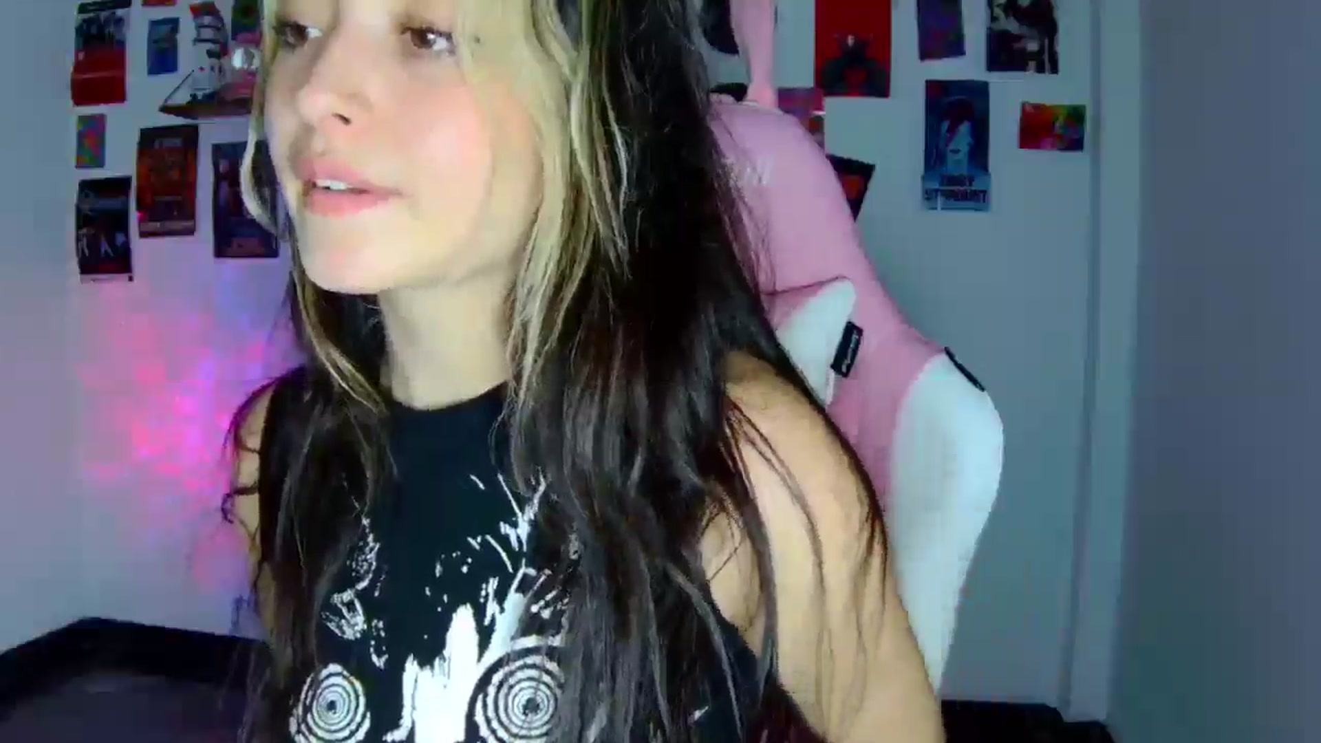 Gallery image thumbnail from CarolineJames's myfreecams stream on, 04/10/2026, 24:56 image 19 of 20