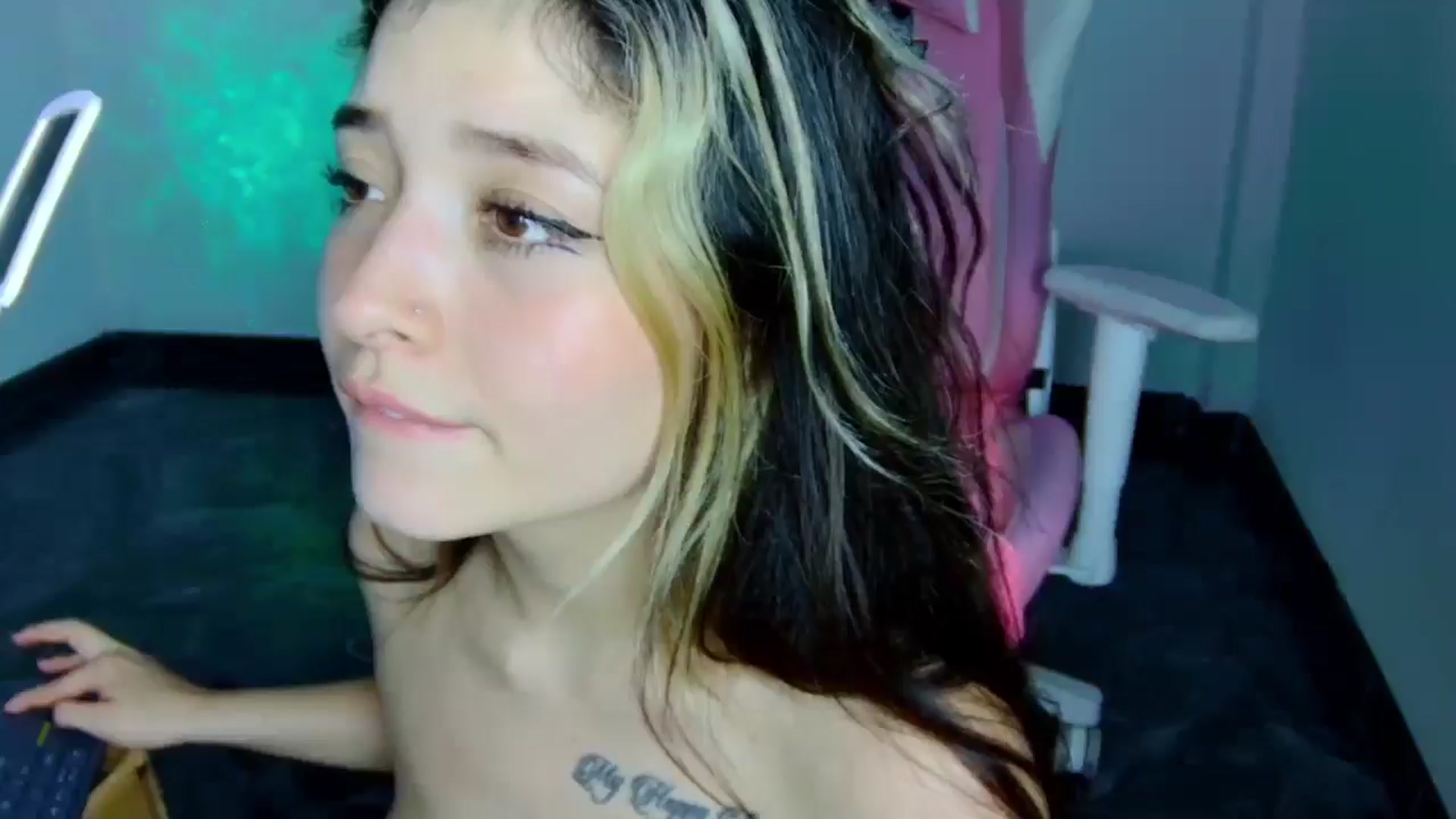 Gallery image thumbnail from CarolineJames's myfreecams stream on, 04/10/2026, 01:21 image 17 of 20