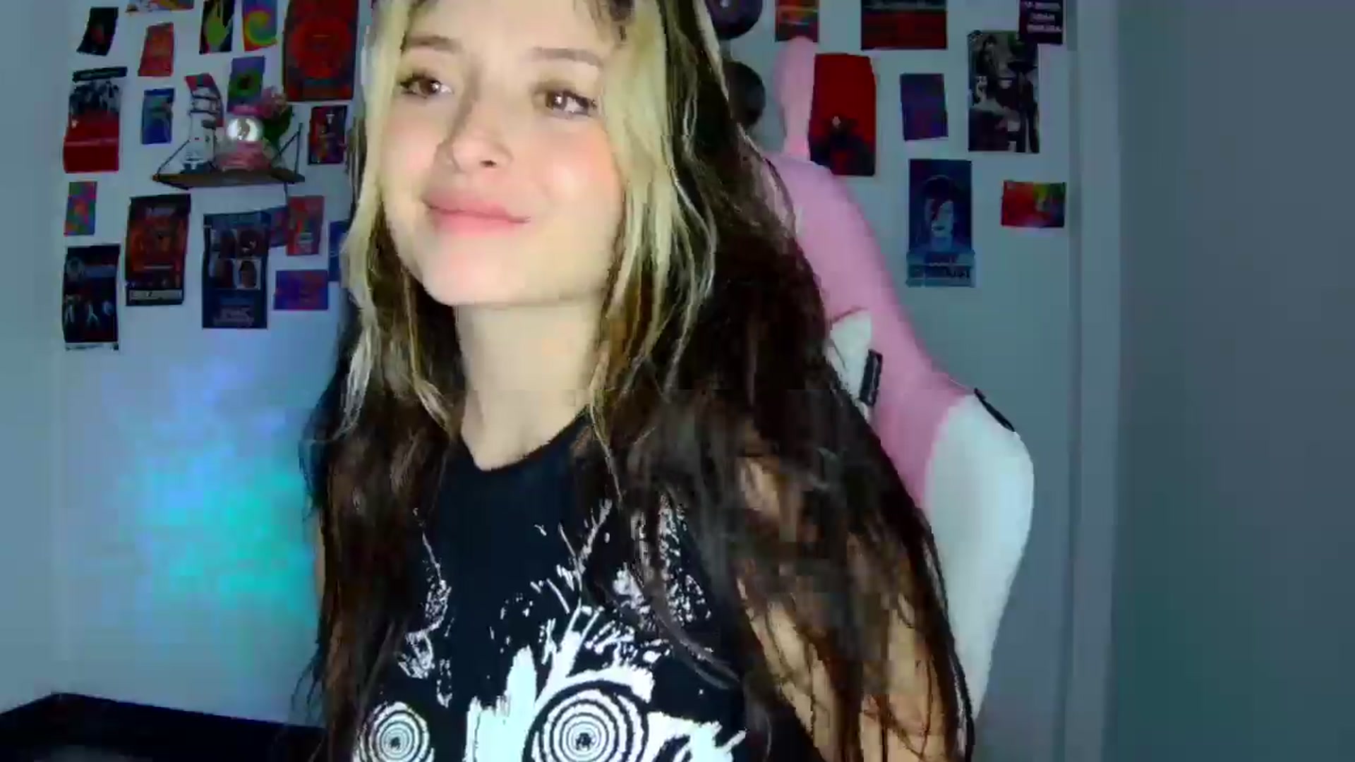 Gallery image thumbnail from CarolineJames's myfreecams stream on, 04/10/2026, 04:09 image 4 of 20