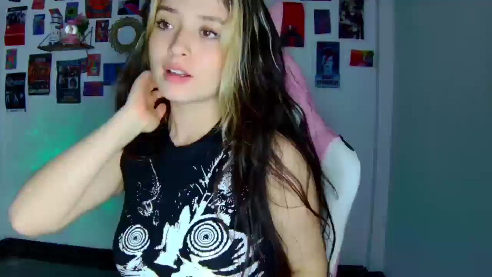 Gallery image thumbnail from CarolineJames's myfreecams stream on, 04/10/2026, 04:09 image 1 of 20