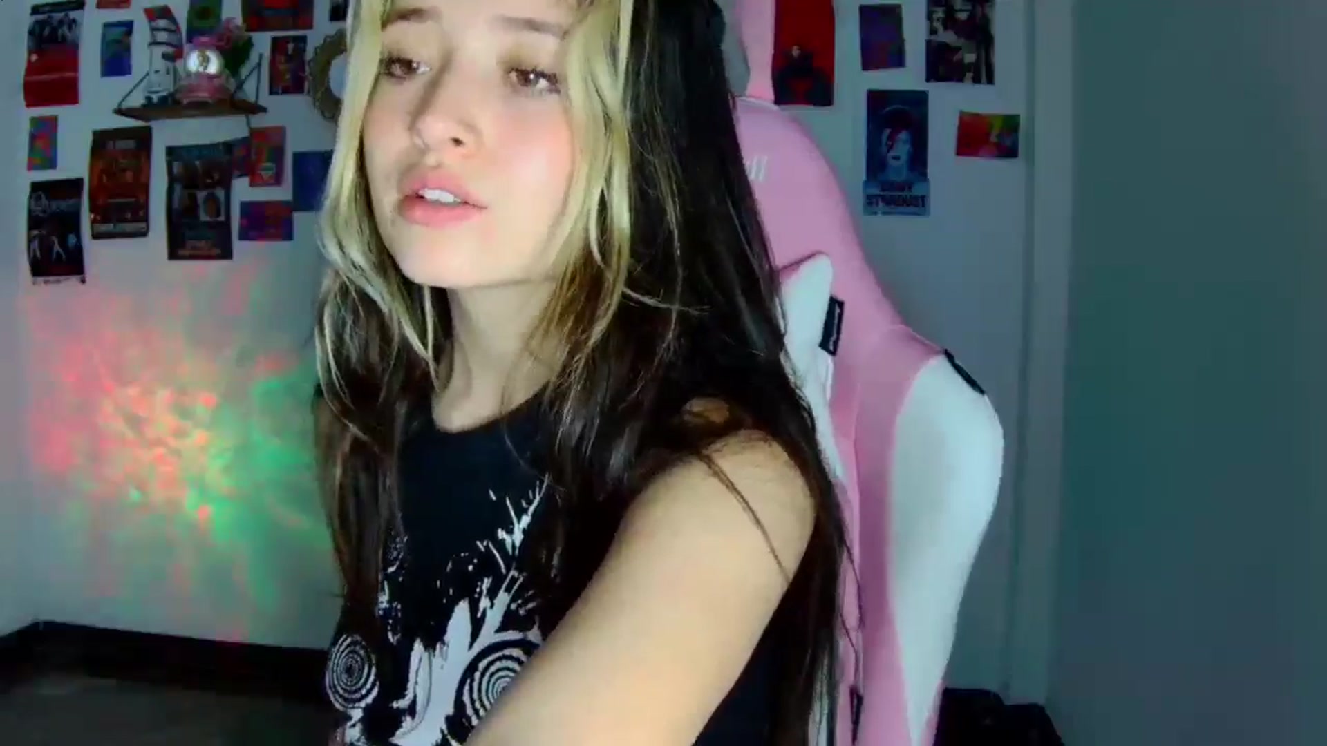 Gallery image thumbnail from CarolineJames's myfreecams stream on, 04/10/2026, 04:09 image 16 of 20