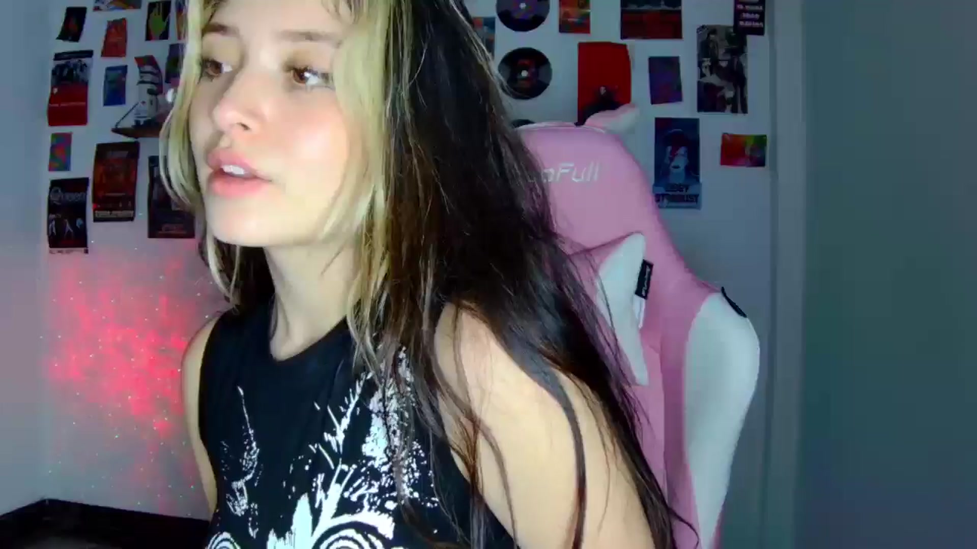 Gallery image thumbnail from CarolineJames's myfreecams stream on, 04/10/2026, 04:09 image 18 of 20