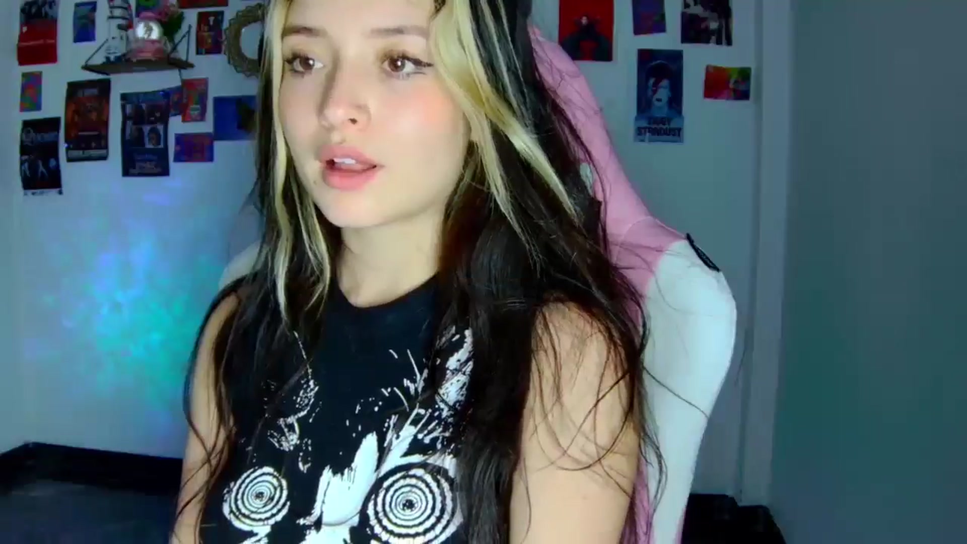 Gallery image thumbnail from CarolineJames's myfreecams stream on, 04/10/2026, 05:56 image 14 of 20