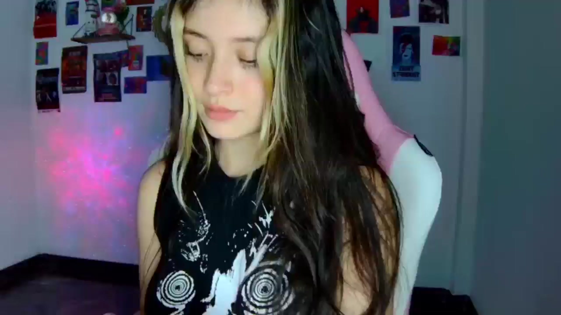 Gallery image thumbnail from CarolineJames's myfreecams stream on, 04/10/2026, 05:56 image 7 of 20