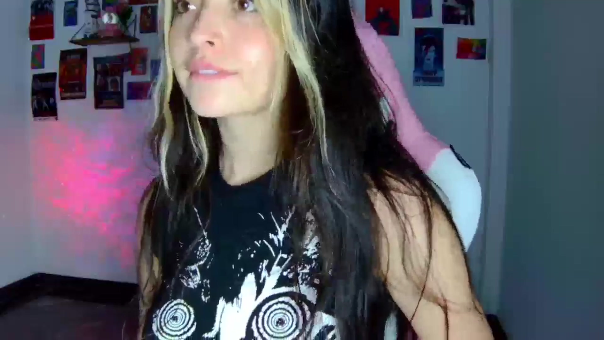 Gallery image thumbnail from CarolineJames's myfreecams stream on, 04/10/2026, 05:56 image 16 of 20