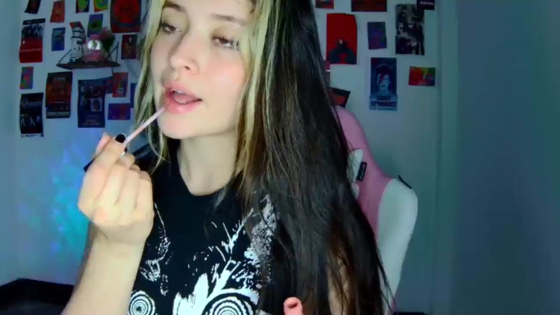 Gallery image thumbnail from CarolineJames's myfreecams stream on, 04/10/2026, 05:56 image 3 of 20