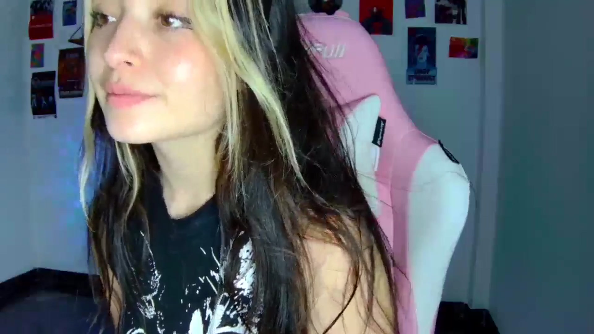 Gallery image thumbnail from CarolineJames's myfreecams stream on, 04/10/2026, 05:56 image 15 of 20