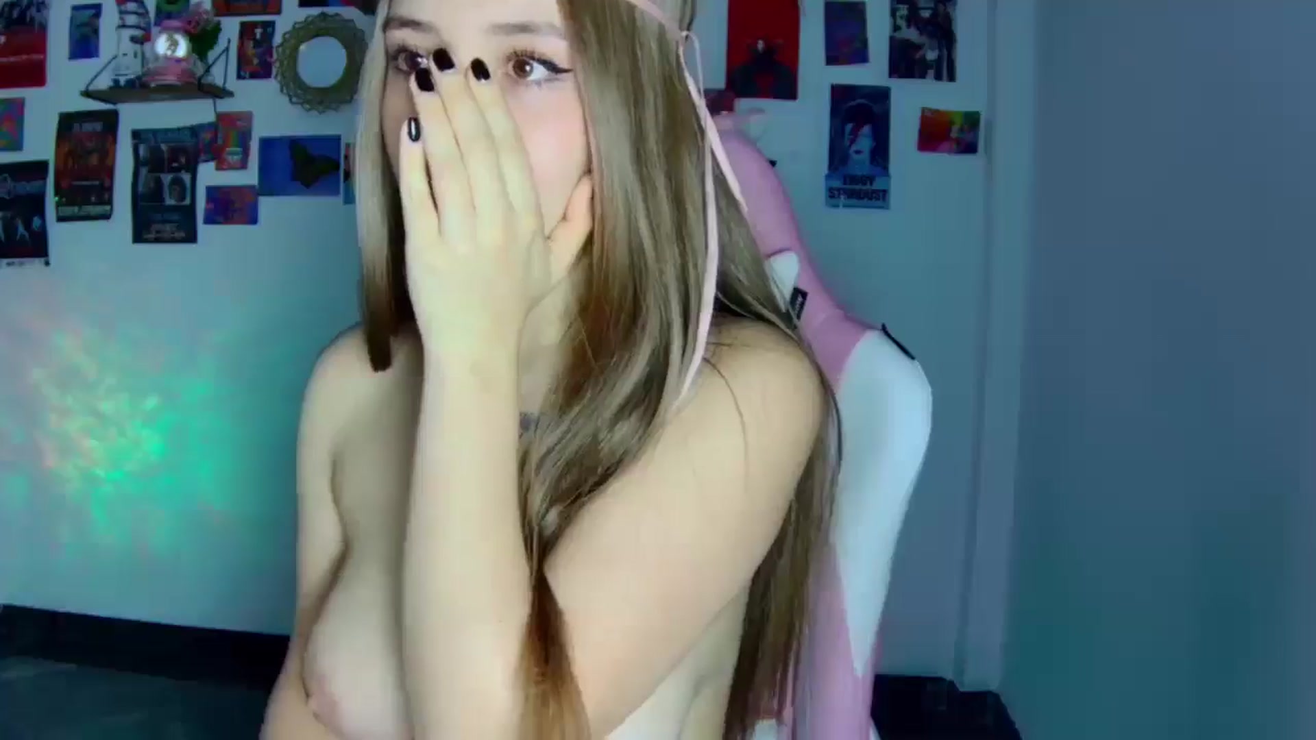 Gallery image thumbnail from CarolineJames's myfreecams stream on, 04/16/2026, 03:11 image 11 of 20