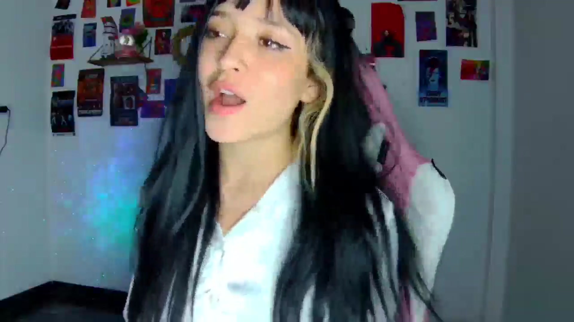 Gallery image thumbnail from CarolineJames's myfreecams stream on, 05/09/2026, 01:22 image 3 of 20
