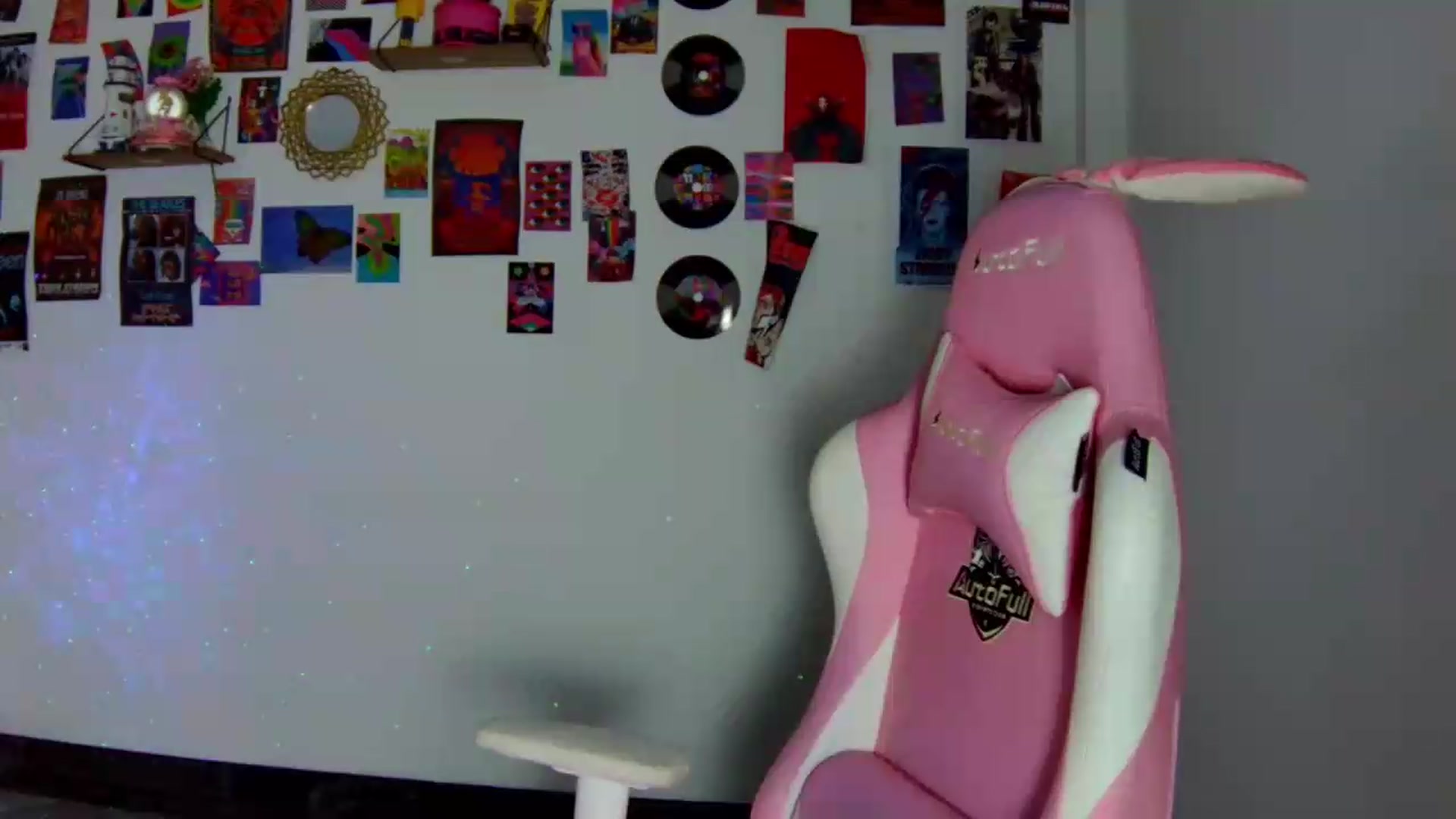 Gallery image thumbnail from CarolineJames's myfreecams stream on, 05/16/2026, 24:00 image 17 of 20