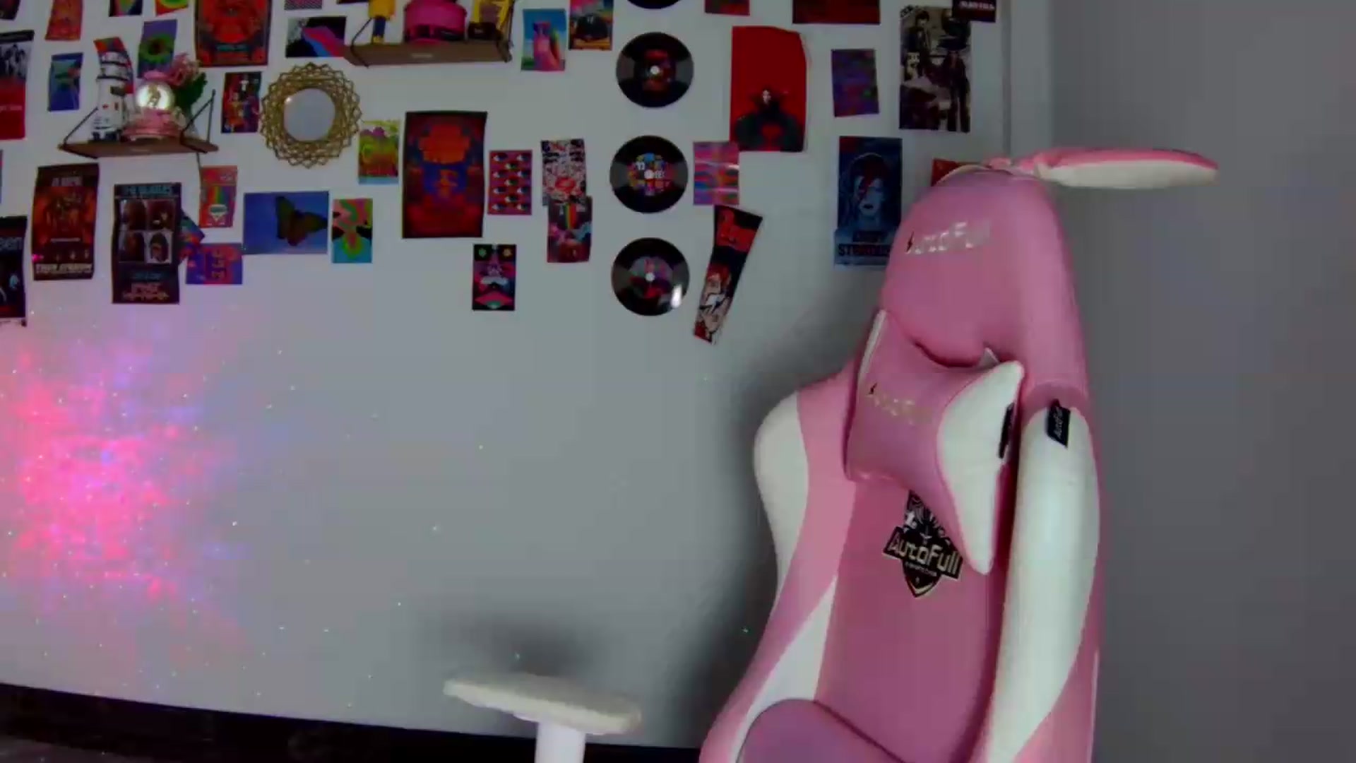Gallery image thumbnail from CarolineJames's myfreecams stream on, 05/16/2026, 24:00 image 18 of 20