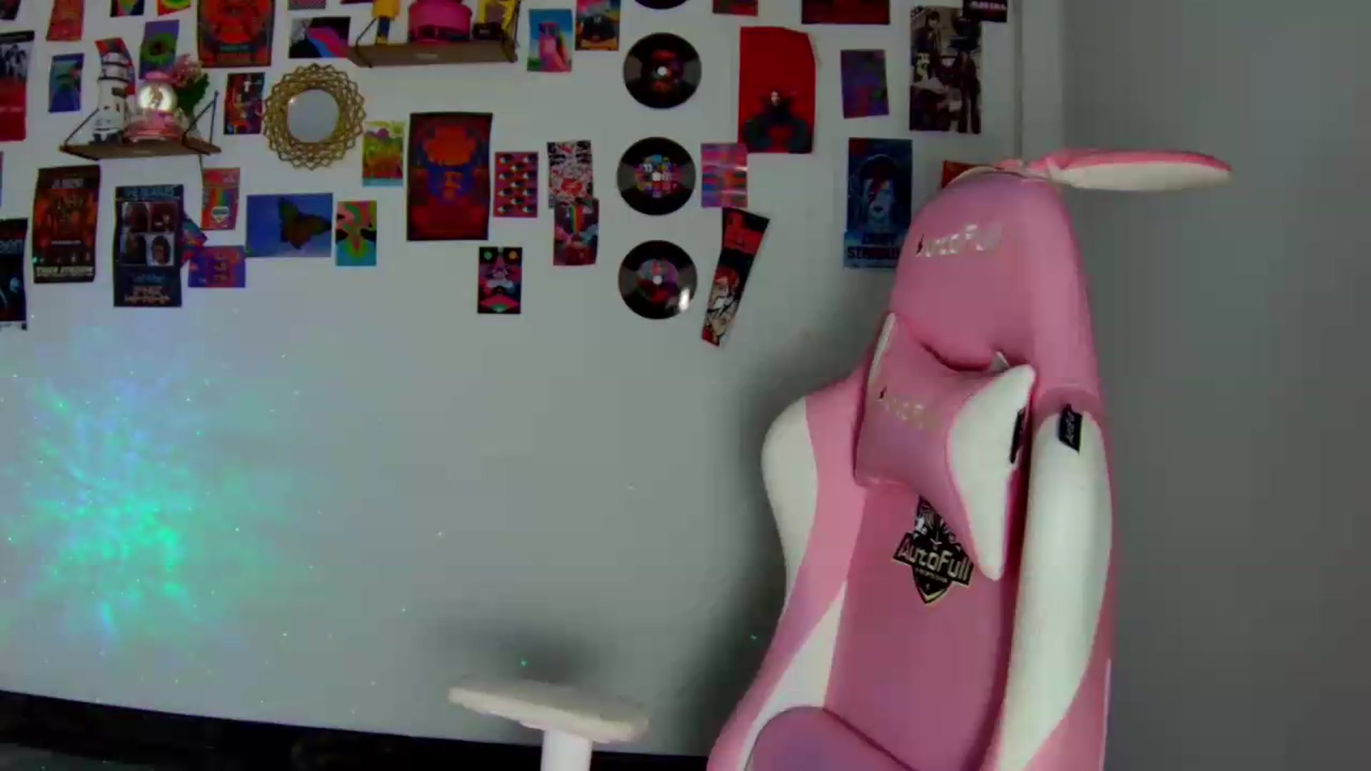 Gallery image thumbnail from CarolineJames's myfreecams stream on, 05/16/2026, 24:00 image 16 of 20
