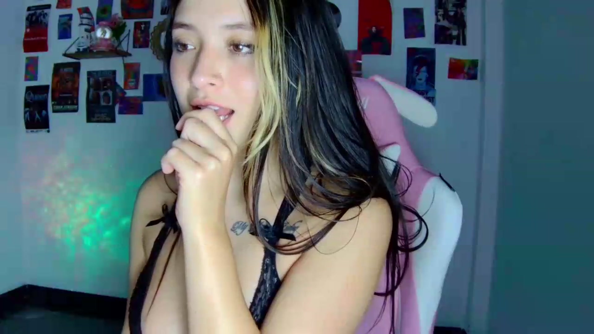 Gallery image thumbnail from CarolineJames's myfreecams stream on, 05/23/2026, 03:39 image 15 of 20