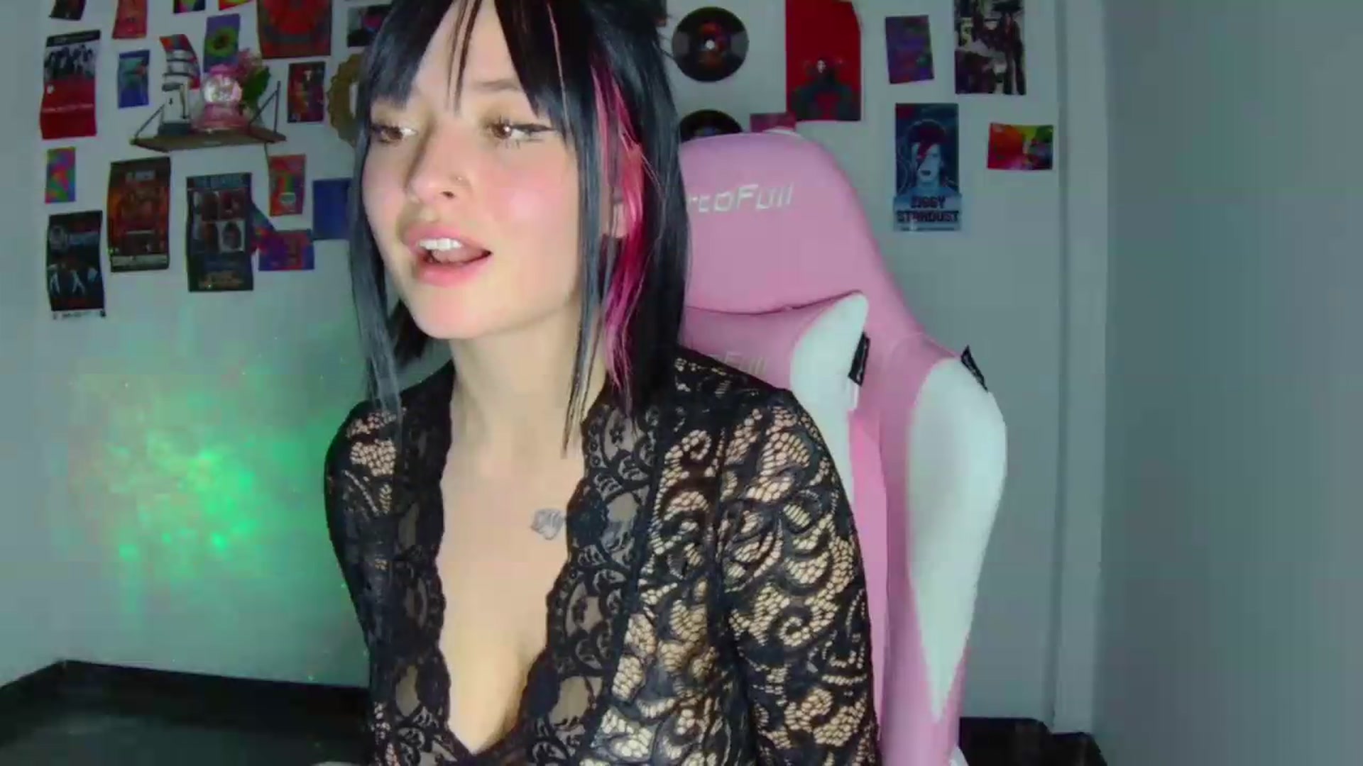 Gallery image thumbnail from CarolineJames's myfreecams stream on, 07/16/2026, 01:54 image 17 of 20