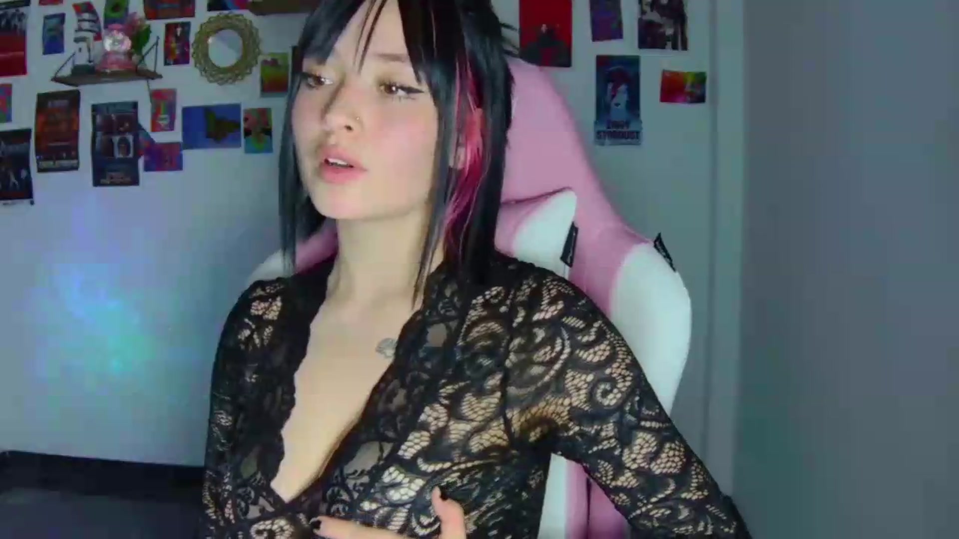 Gallery image thumbnail from CarolineJames's myfreecams stream on, 07/16/2026, 01:54 image 14 of 20