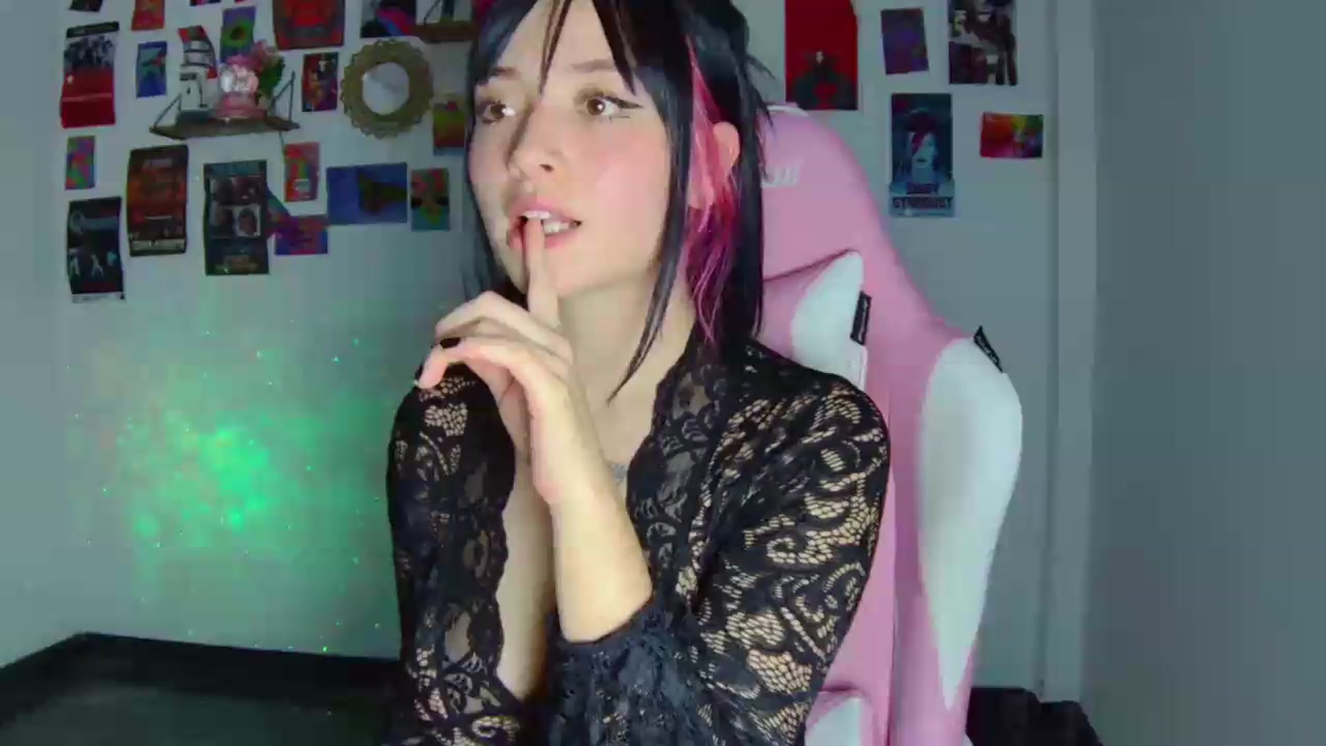 Gallery image thumbnail from CarolineJames's myfreecams stream on, 07/16/2026, 02:17 image 12 of 20