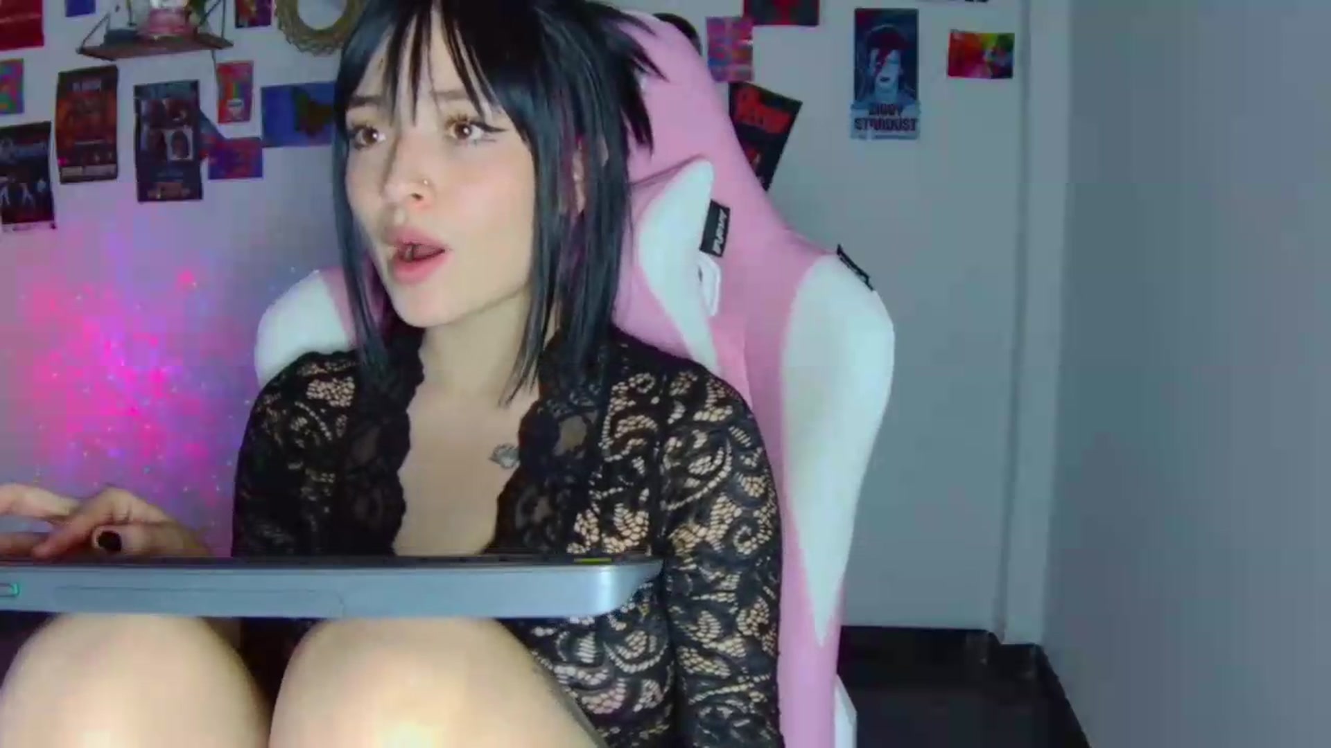 Gallery image thumbnail from CarolineJames's myfreecams stream on, 07/16/2026, 04:53 image 11 of 20